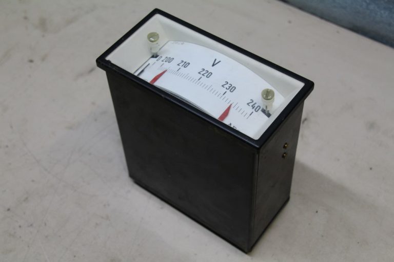 Einbaumessgerät Analog von AEG - Spannungsmessgerät, Voltmeter 200-240V