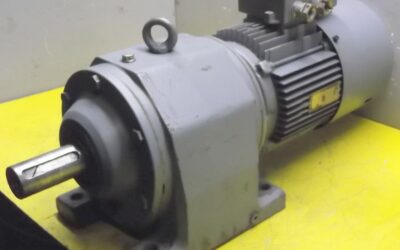Getriebemotor 0,88/1,3 kW 21/41 U/min von SEW Eurodrive - R73WD90S-4