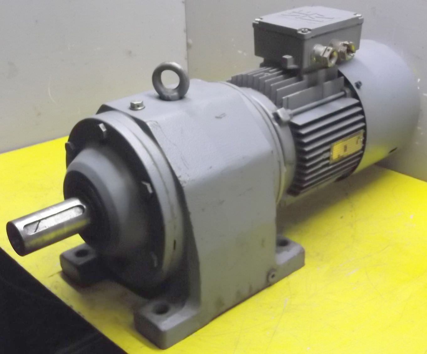 Getriebemotor 0,88/1,3 kW 21/41 U/min von SEW Eurodrive - R73WD90S-4