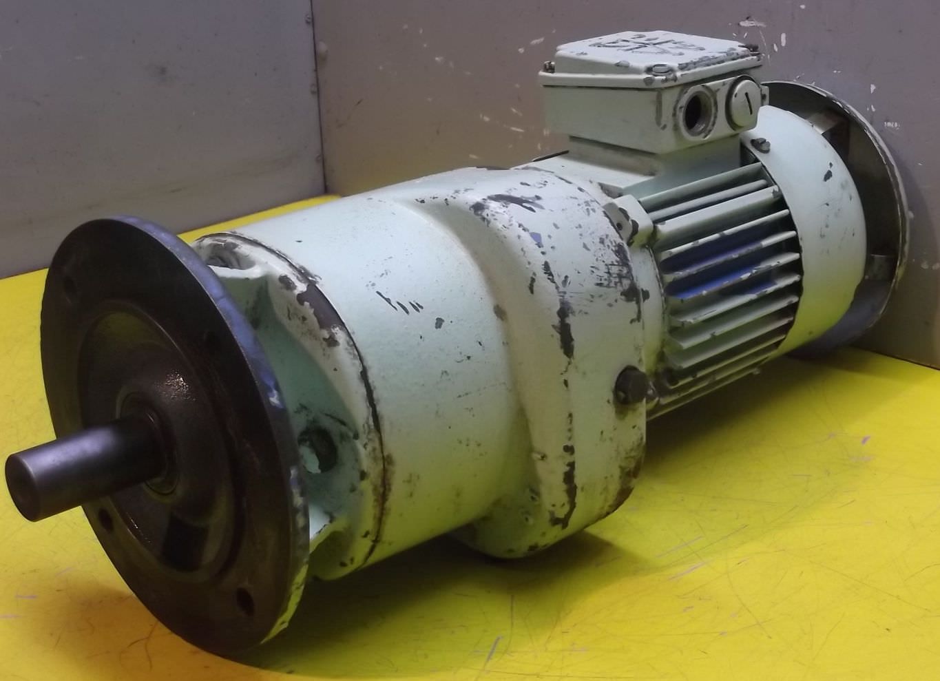 Getriebemotor 0,75 kW 33 U/min von SEW Eurodrive - RF60D80N4C