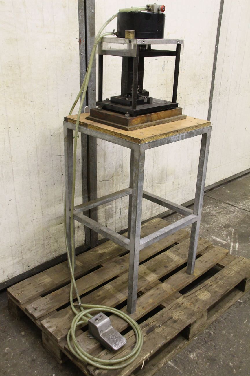 Stanze von Schüco - Pneumatik-Presse 293 885 – Bild 3