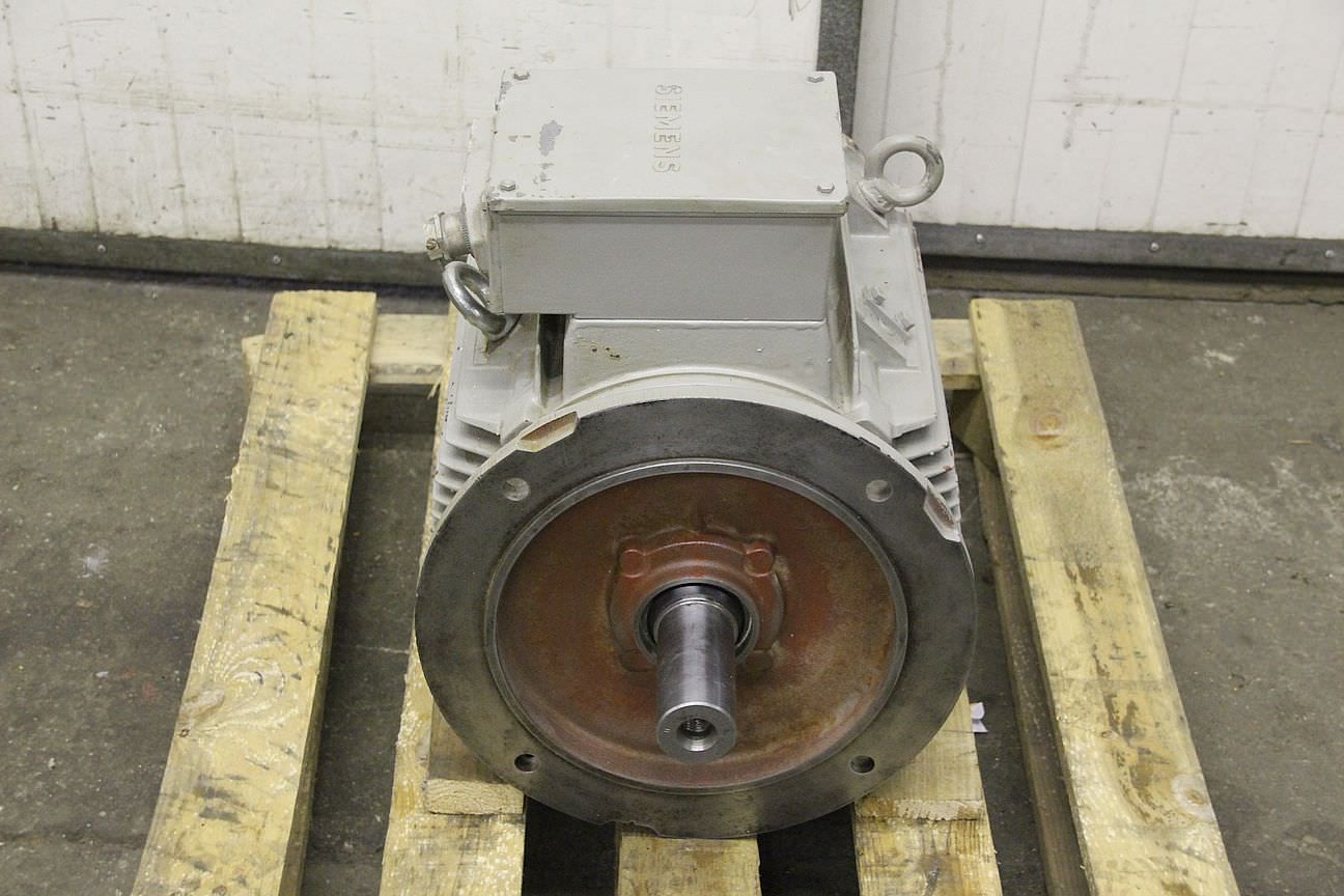 Elektromotor 30 kW 2945 U/min von Siemens - 1 LA6206-2AA61-Z 200L IM B5 – Bild 3