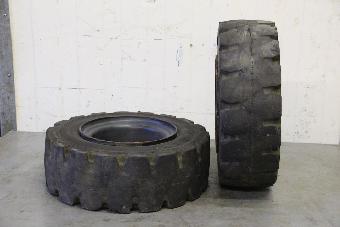 Vollgummi Reifen 2 Stück von Vorwerk Rota - 18x7-8 – Bild 3