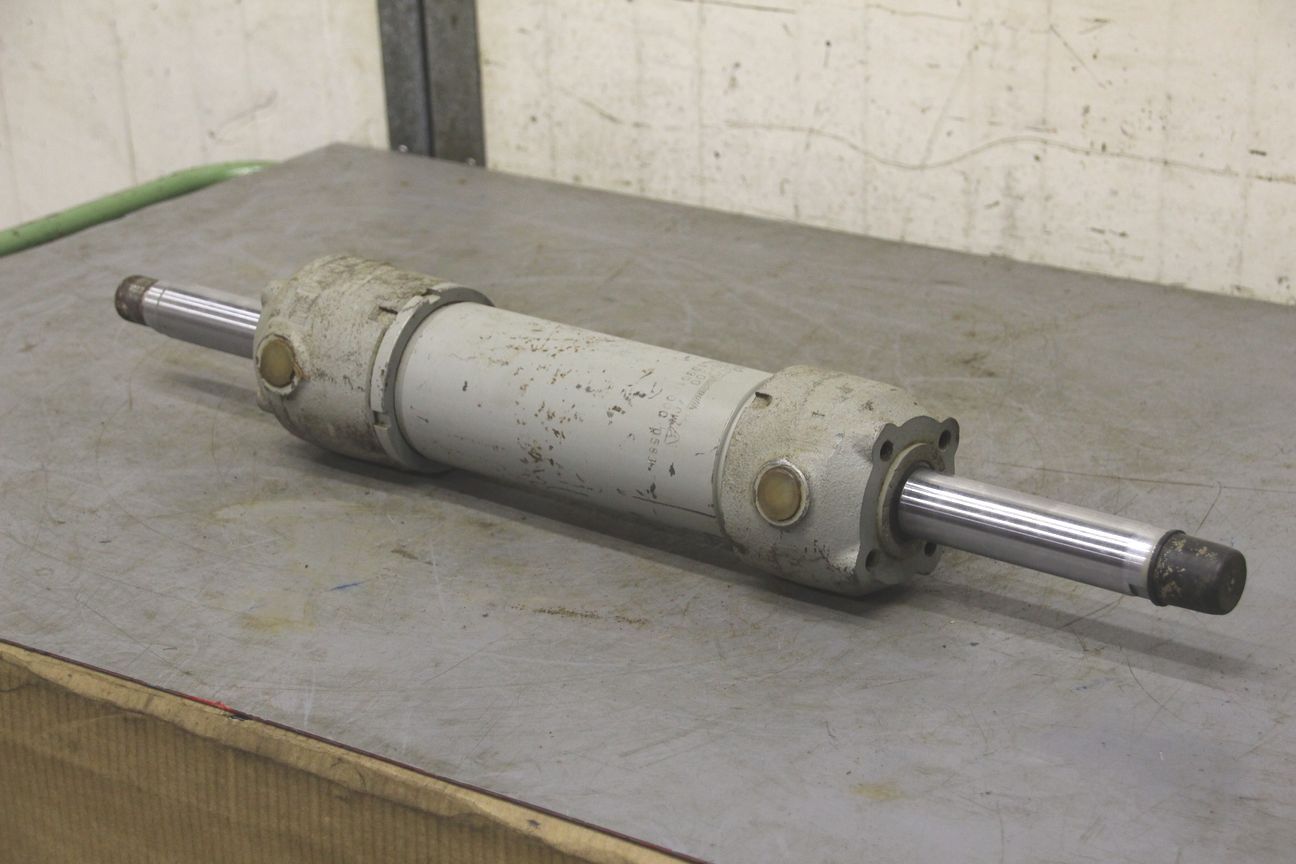 Hydraulikzylinder von ORSTA - Hub 200 mm TGL10901
