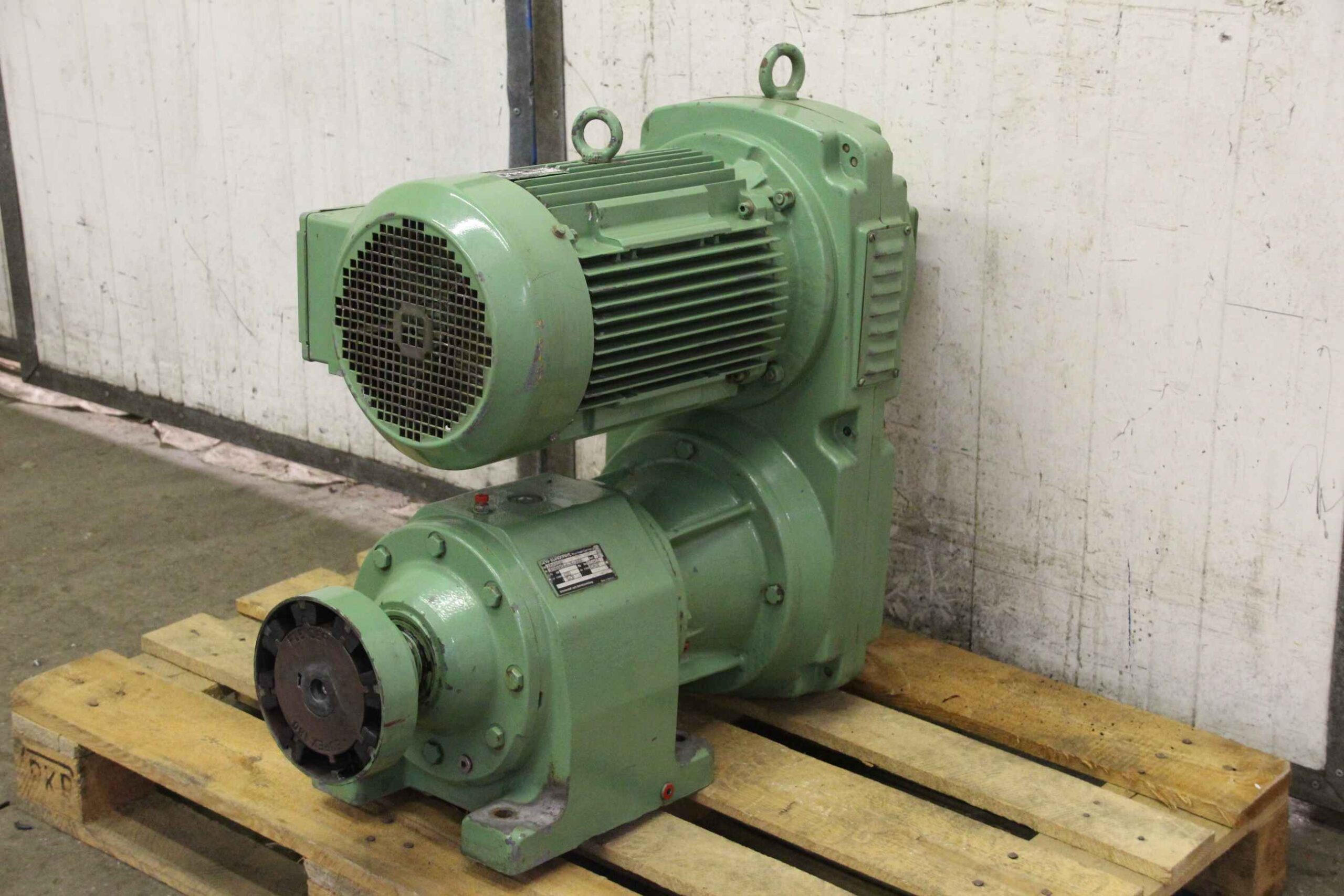 regelbarer Getriebemotor 9,2 kW 34-207 U/min von SEW EURODRIVE - DFV132ML-4
