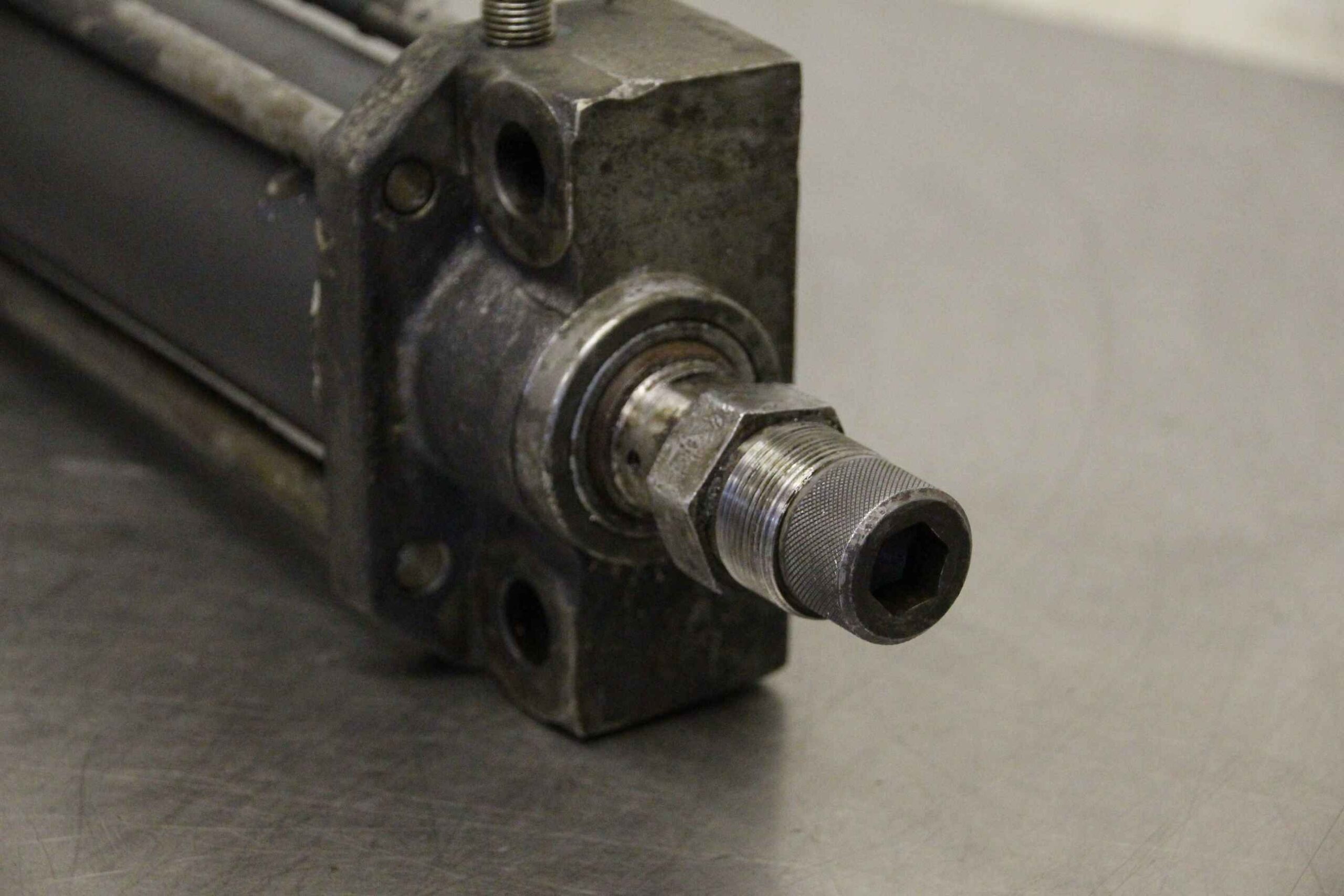 Hydraulikzylinder von Amada - Hub 585 mm – Bild 4