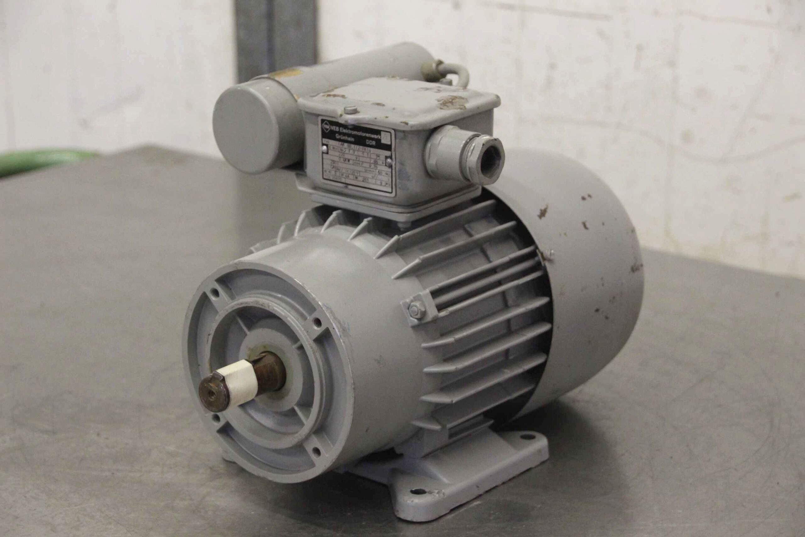 Elektromotor 0,4 kW 2910 U/min von VEM - EAK 80.1/2-FK14