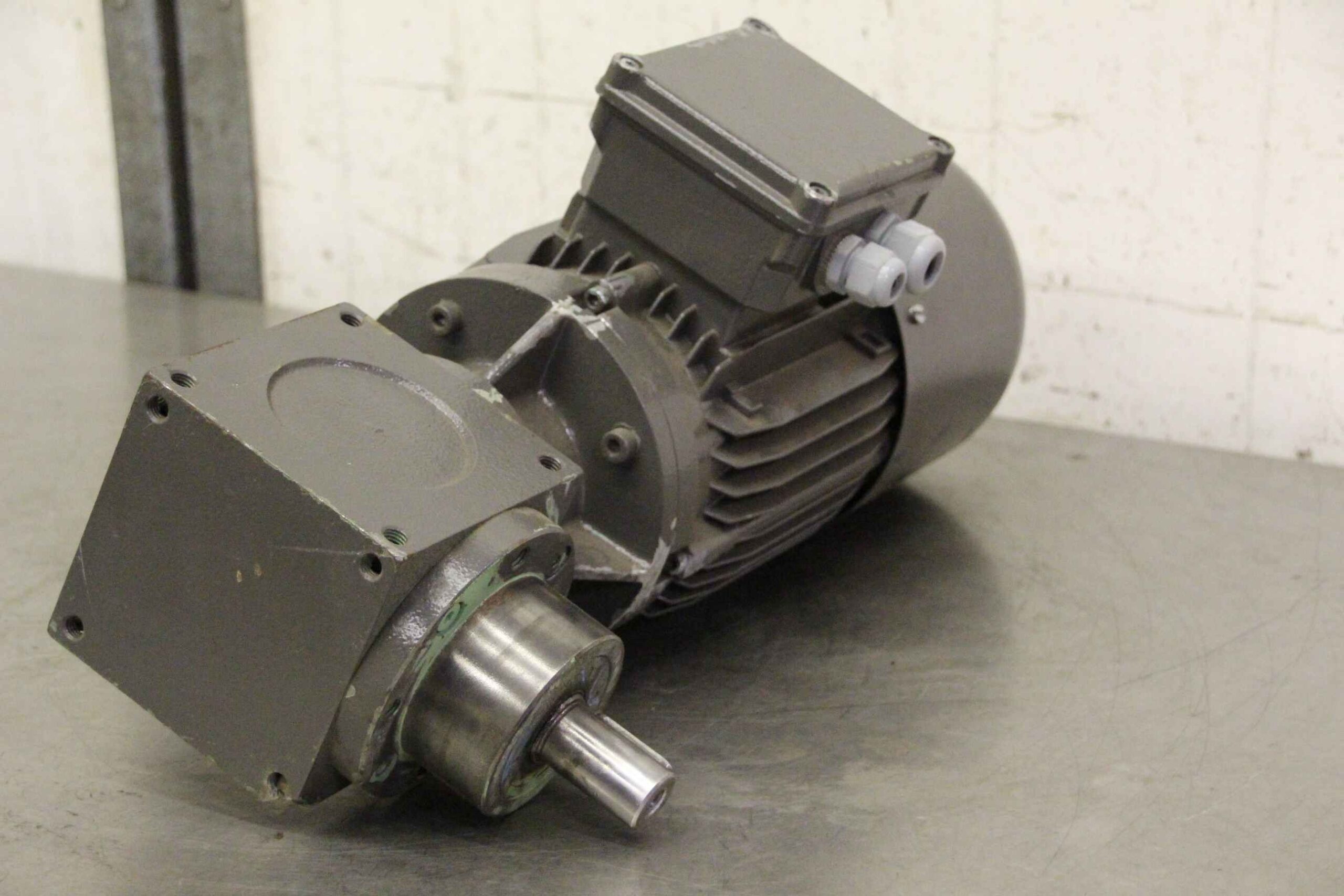 Getriebemotor 1,5 kW 710 U/min von Lenze - MK 2 i 2,0 BA 10