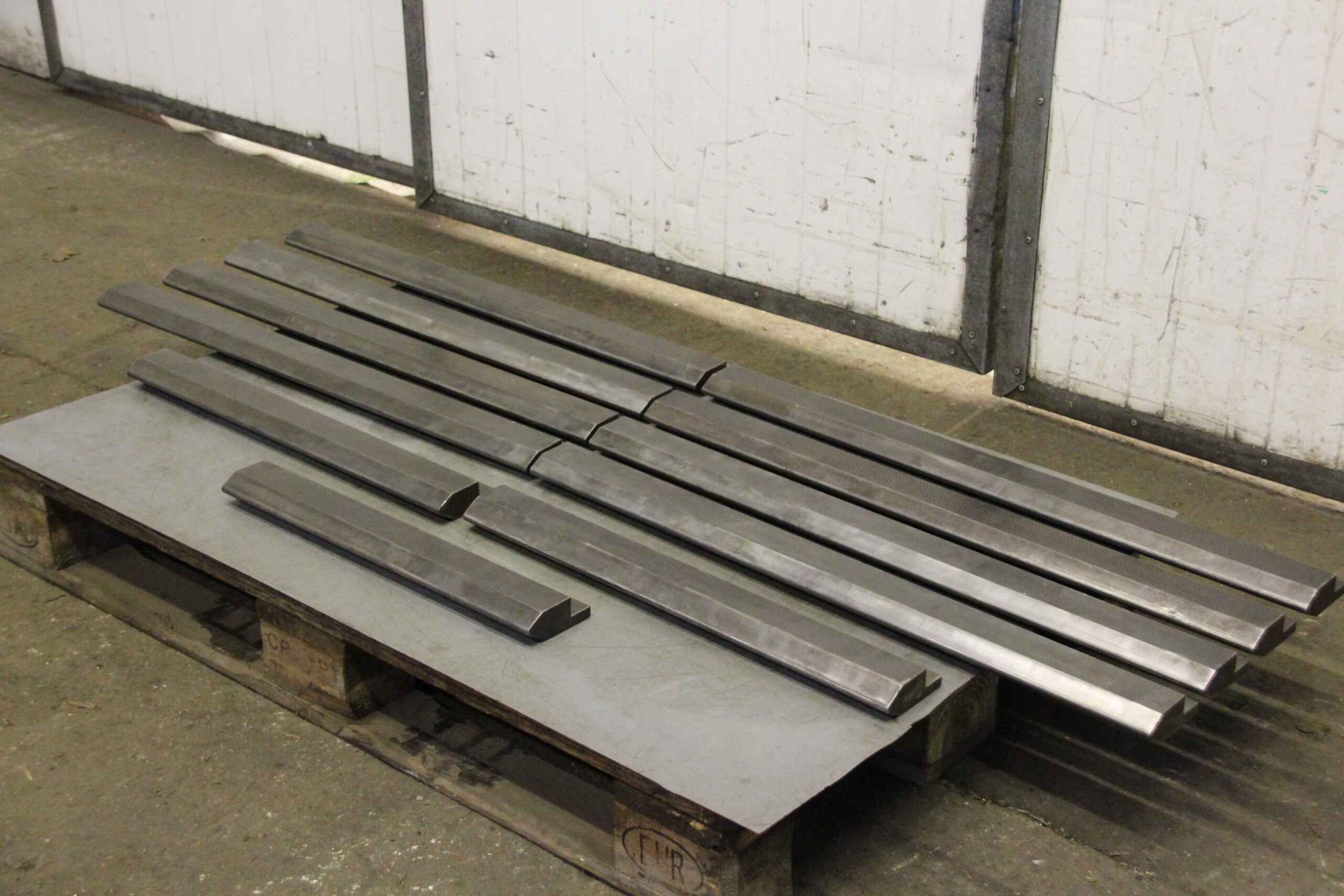 Abkantwerkzeug geteilt 7780 mm von Promecam - 95/36 mm 60°