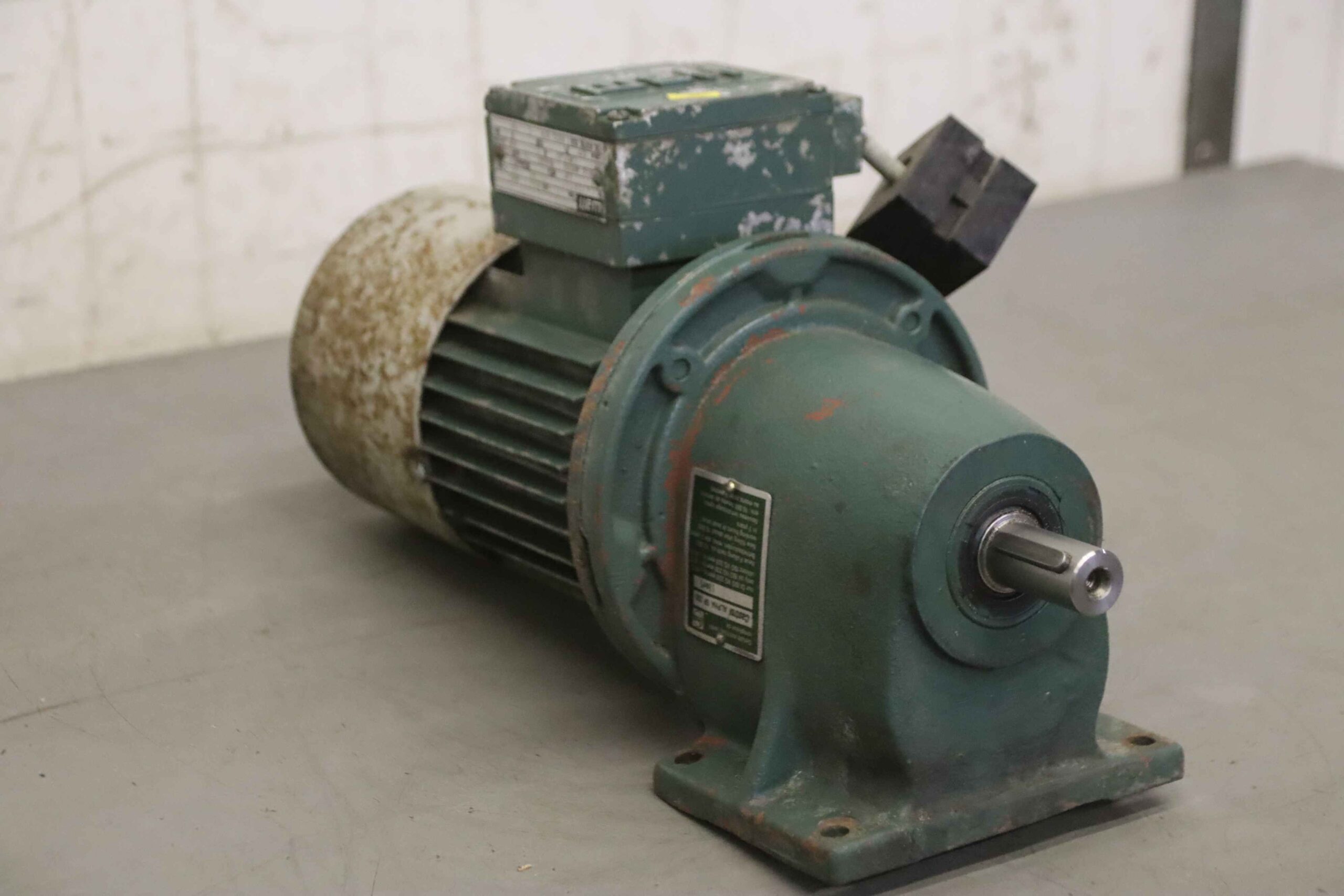 Getriebemotor 0,37 kW 246 U/min von Watt Drive - HG OKG 71N4 – Bild 2