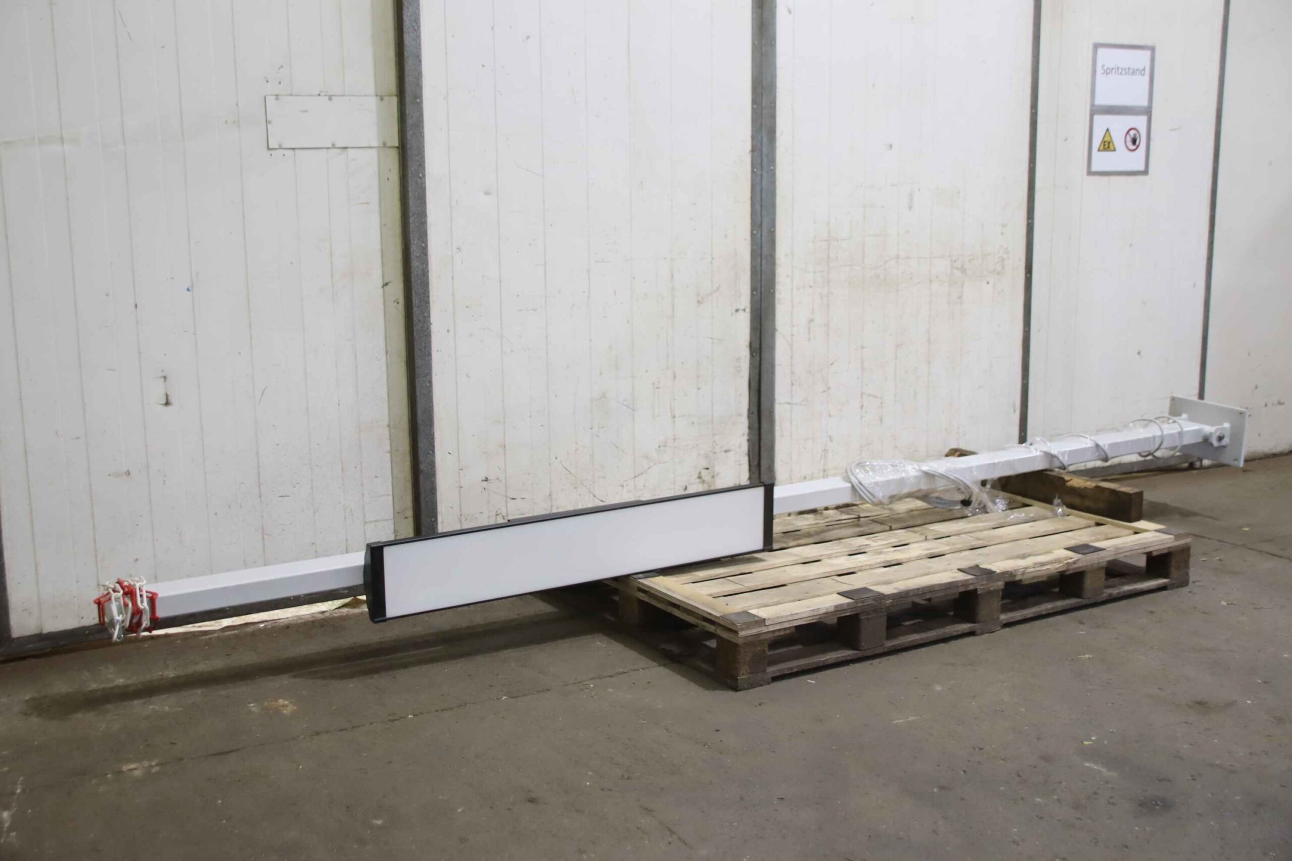 Hallenflächenleuchte mit Schwenkarm 3,8 m von lichtline - HighLux long 1200 – Bild 2