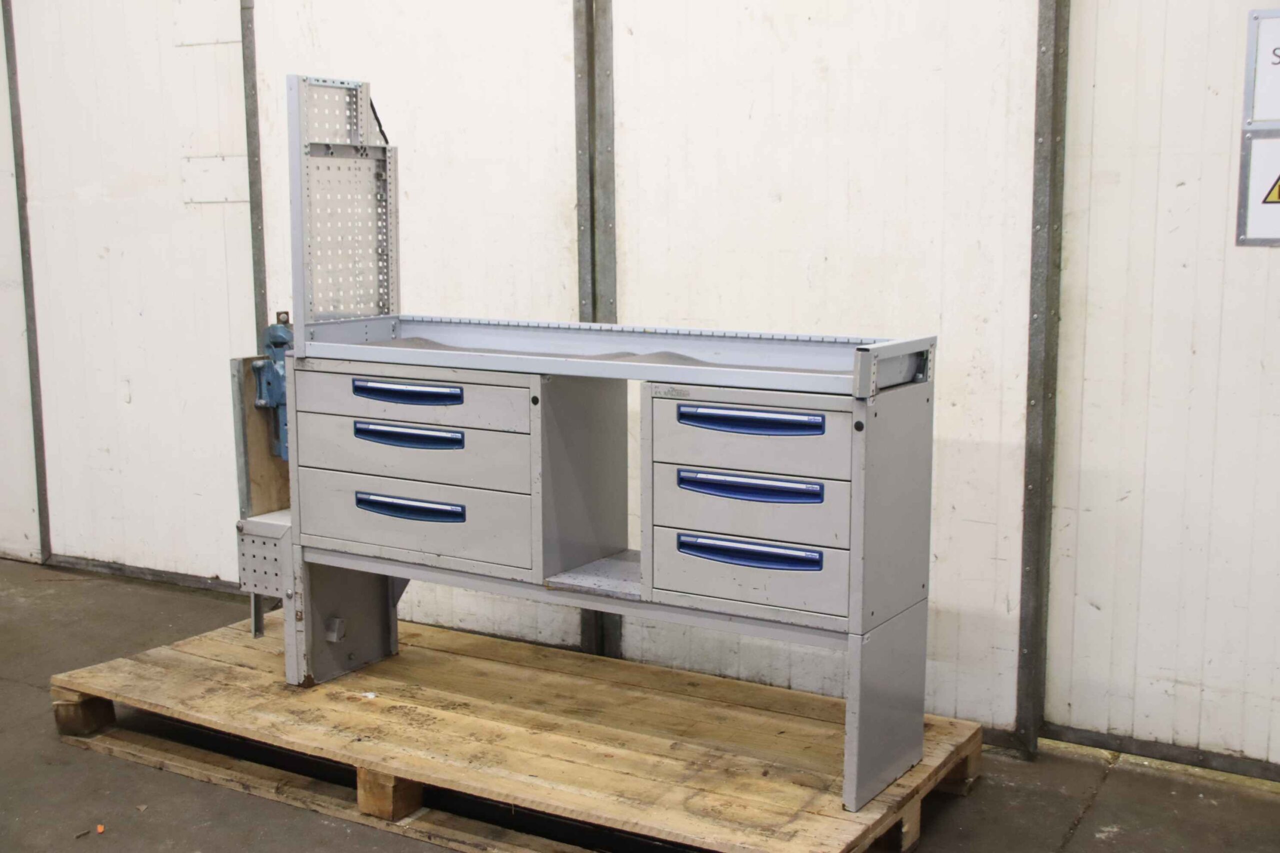 Fahrzeugregal von Sortimo - mit Schraubstock / 6 Schubladen