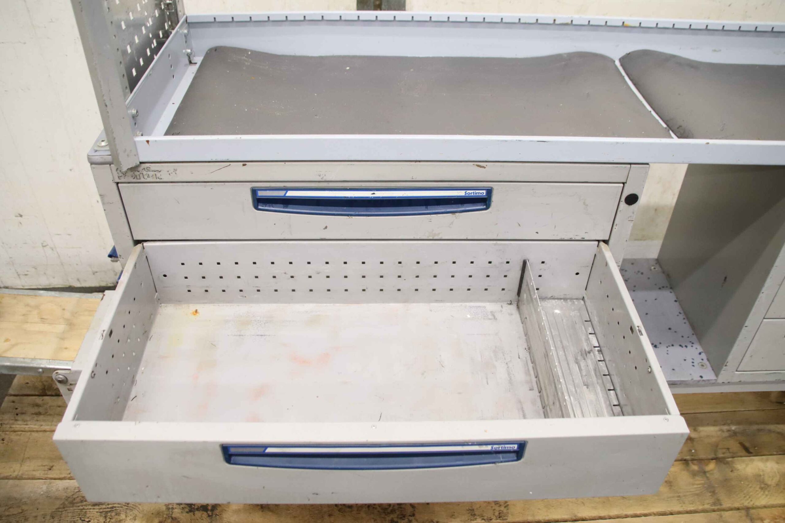 Fahrzeugregal von Sortimo - mit Schraubstock / 6 Schubladen – Bild 7