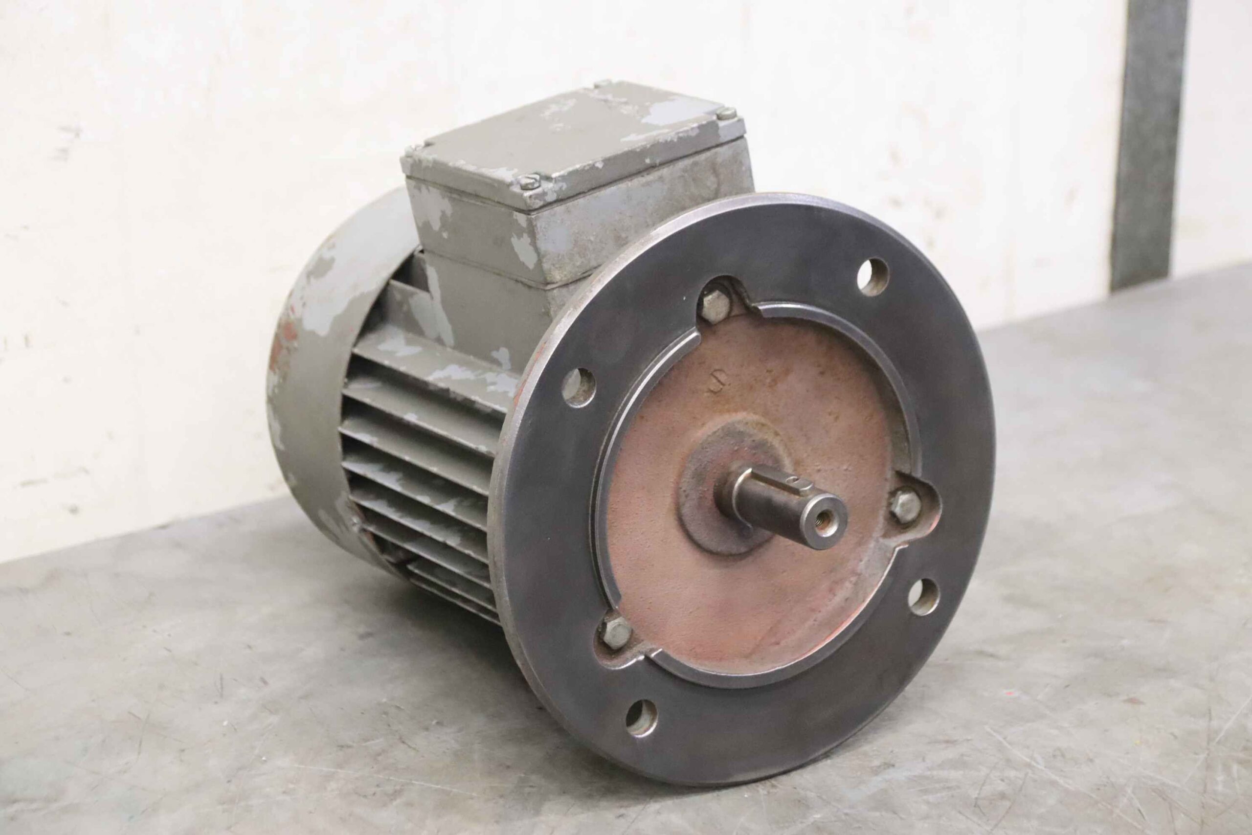 Elektromotor 0,55 kW 1380 U/min von ZSE MEZ - 4AP80-4s – Bild 2