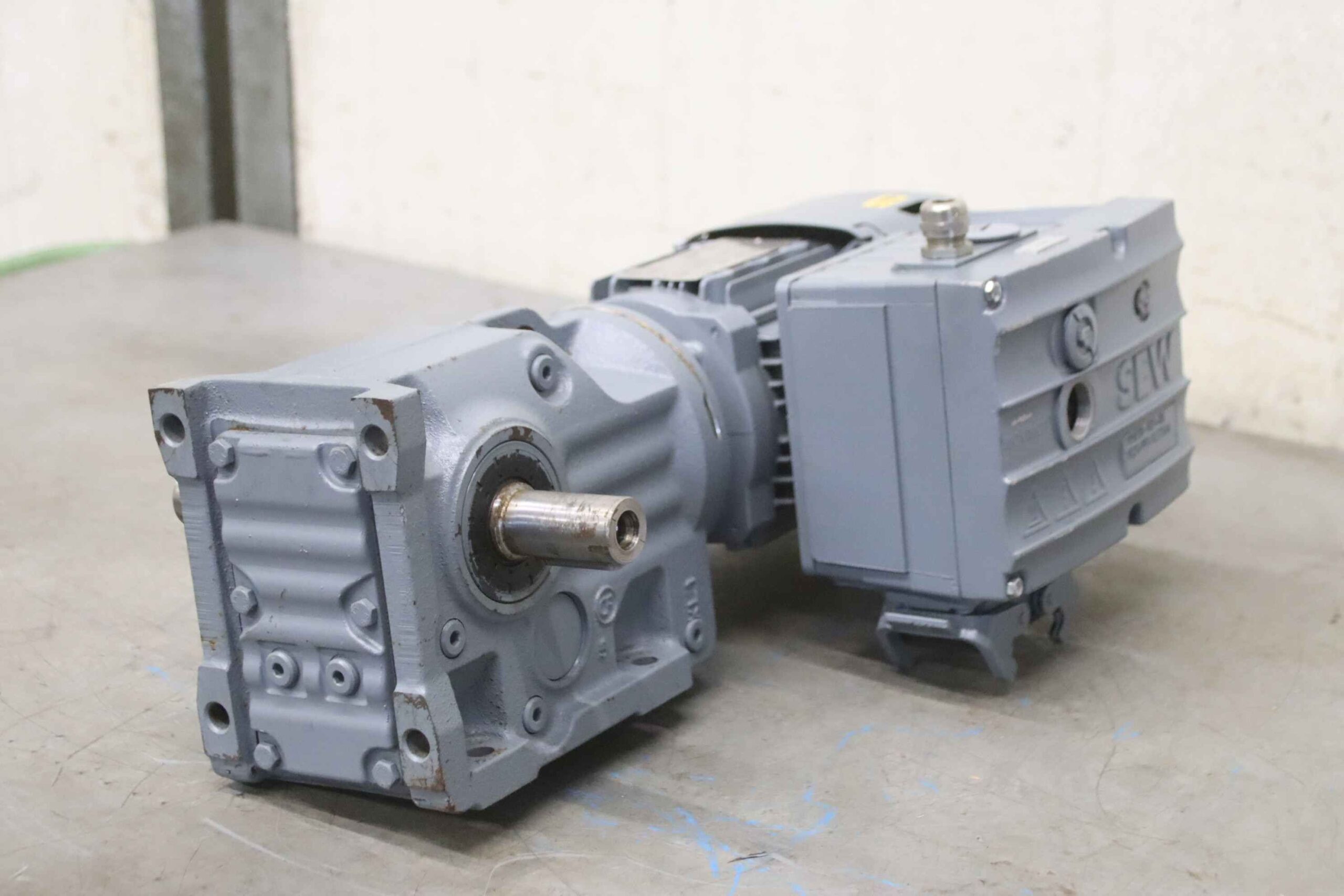 Getriebemotor 0,37-0,075 kW 31-6,3 U/min von SEW-Eurodrive - KAF37 DRS71S4BE05HR/MM03/AMA6