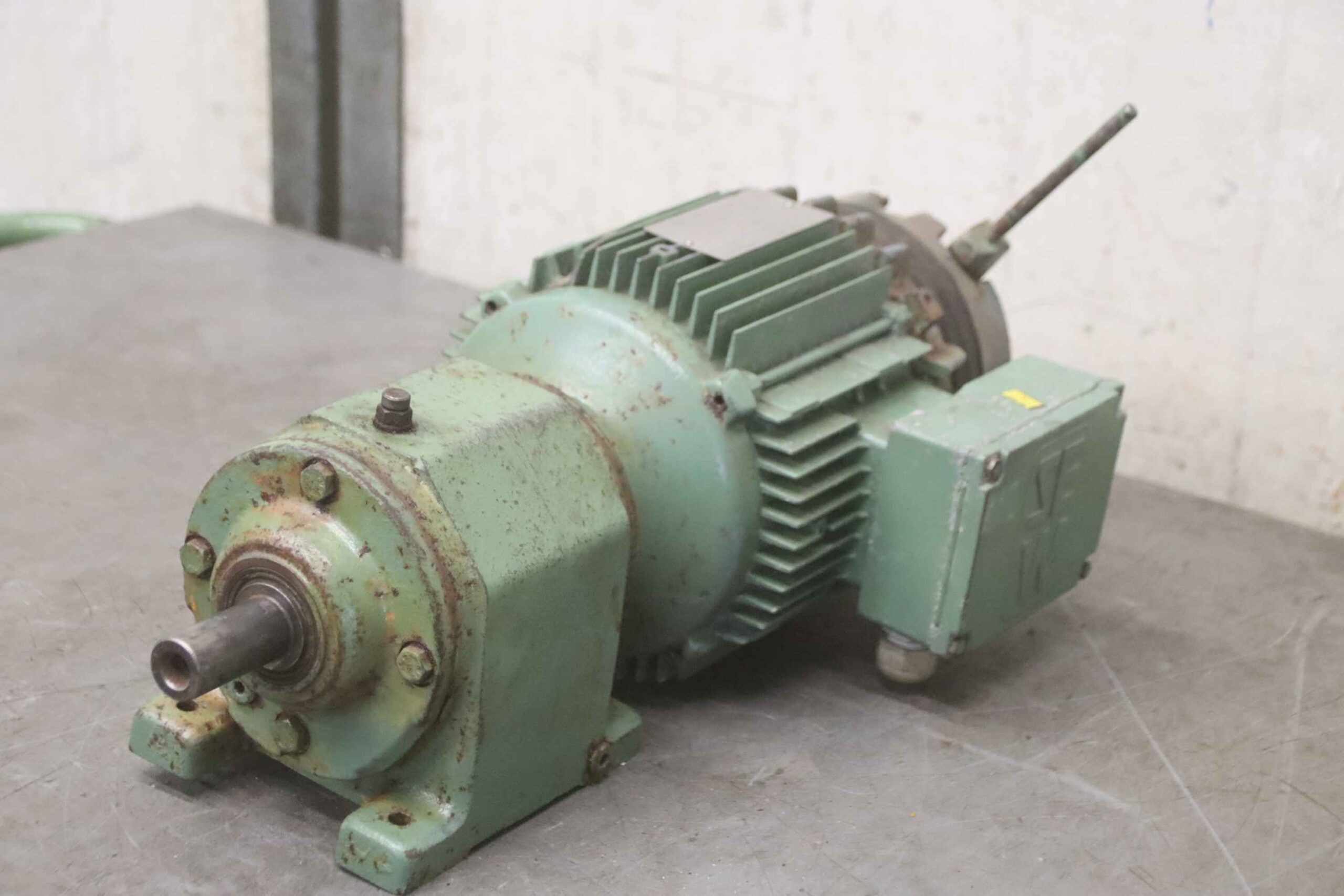 Getriebemotor 2,2 kW 250 U/min von SEW-Eurodrive - R42 DT90L2BMG/HR/TF/VS