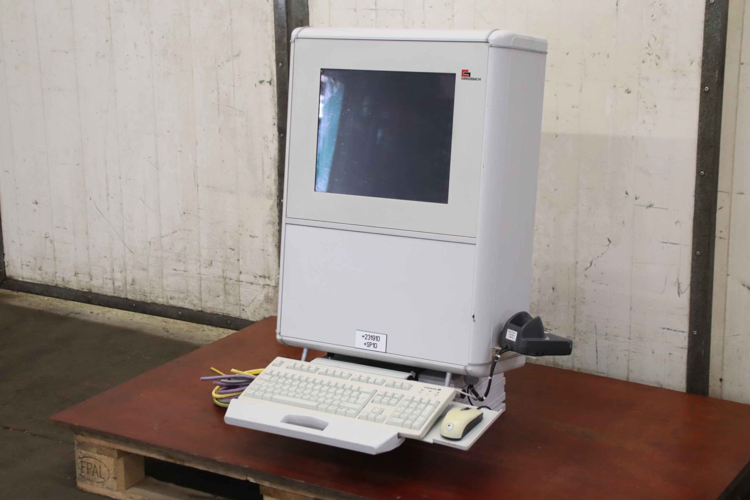 Bedienpult mit Industriemonitor von Grenzebach - FK170SBRGD001 SK 3302100
