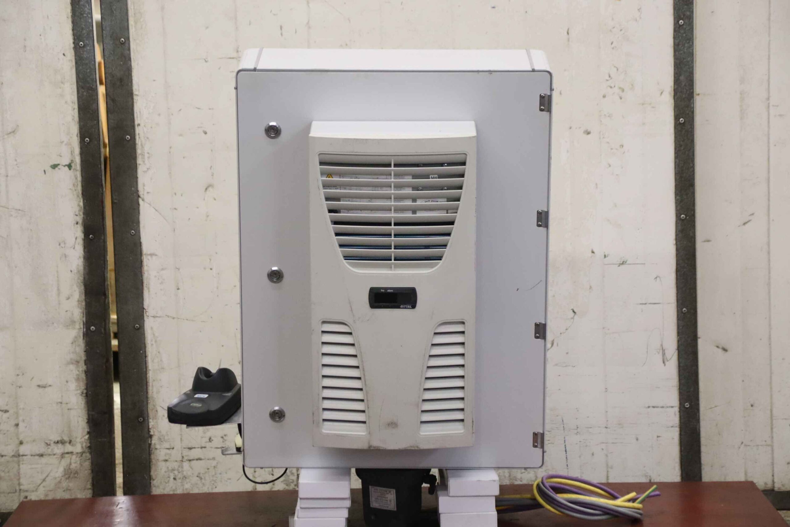 Bedienpult mit Industriemonitor von Grenzebach - FK170SBRGD001 SK 3302100 – Bild 10