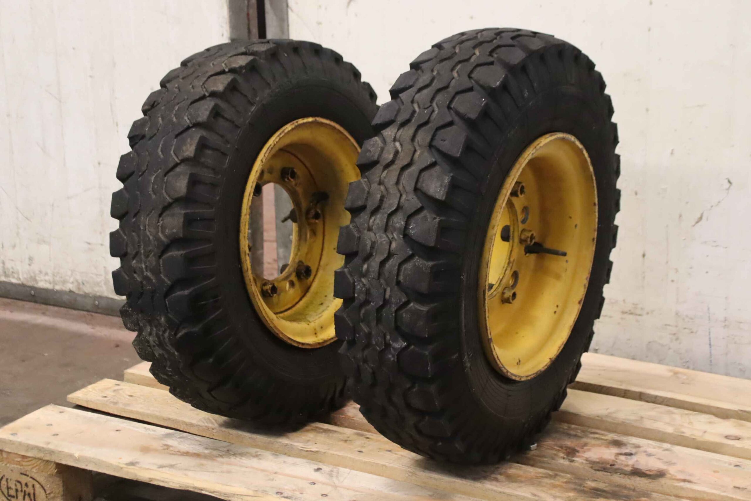 Reifen mit Felge 2 Stück von unbekannt - 7.00-12c PR14/ 190-305