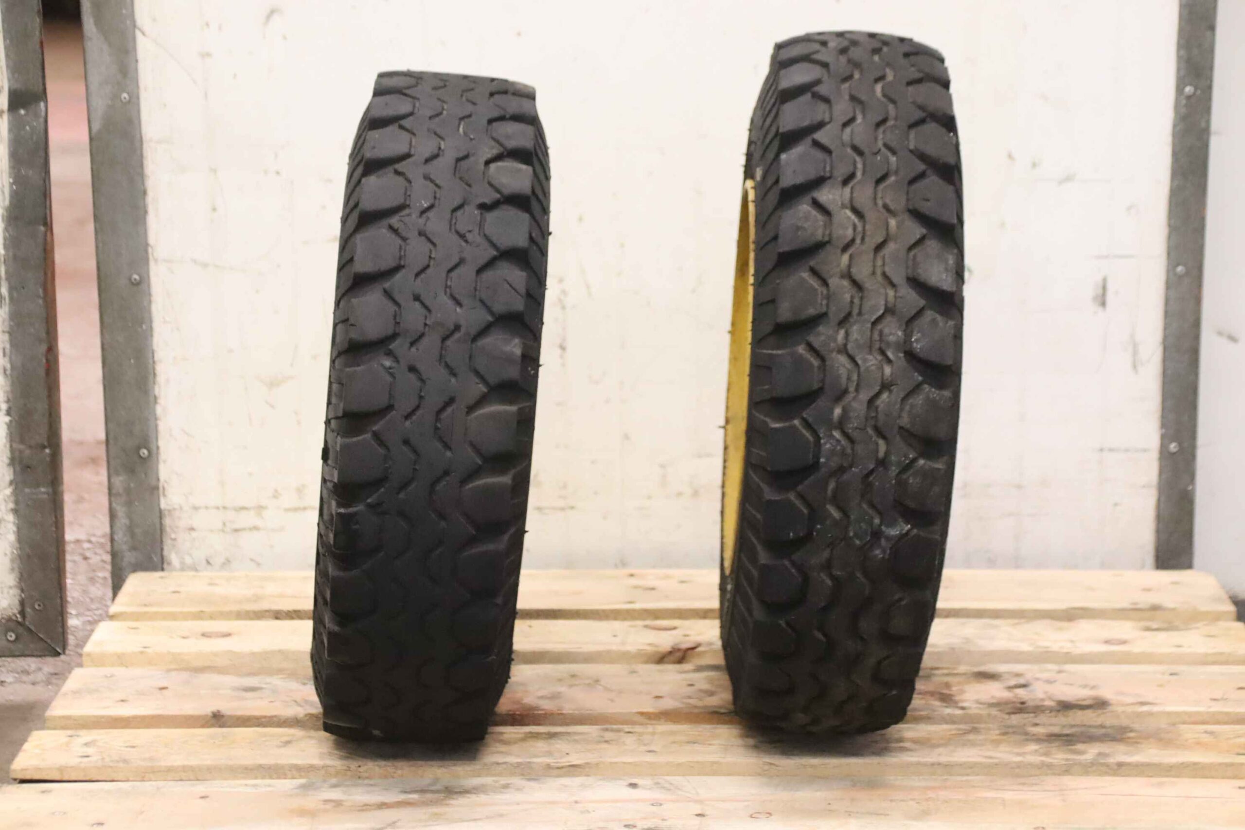 Reifen mit Felge 2 Stück von unbekannt - 7.00-12c PR14/ 190-305 – Bild 3