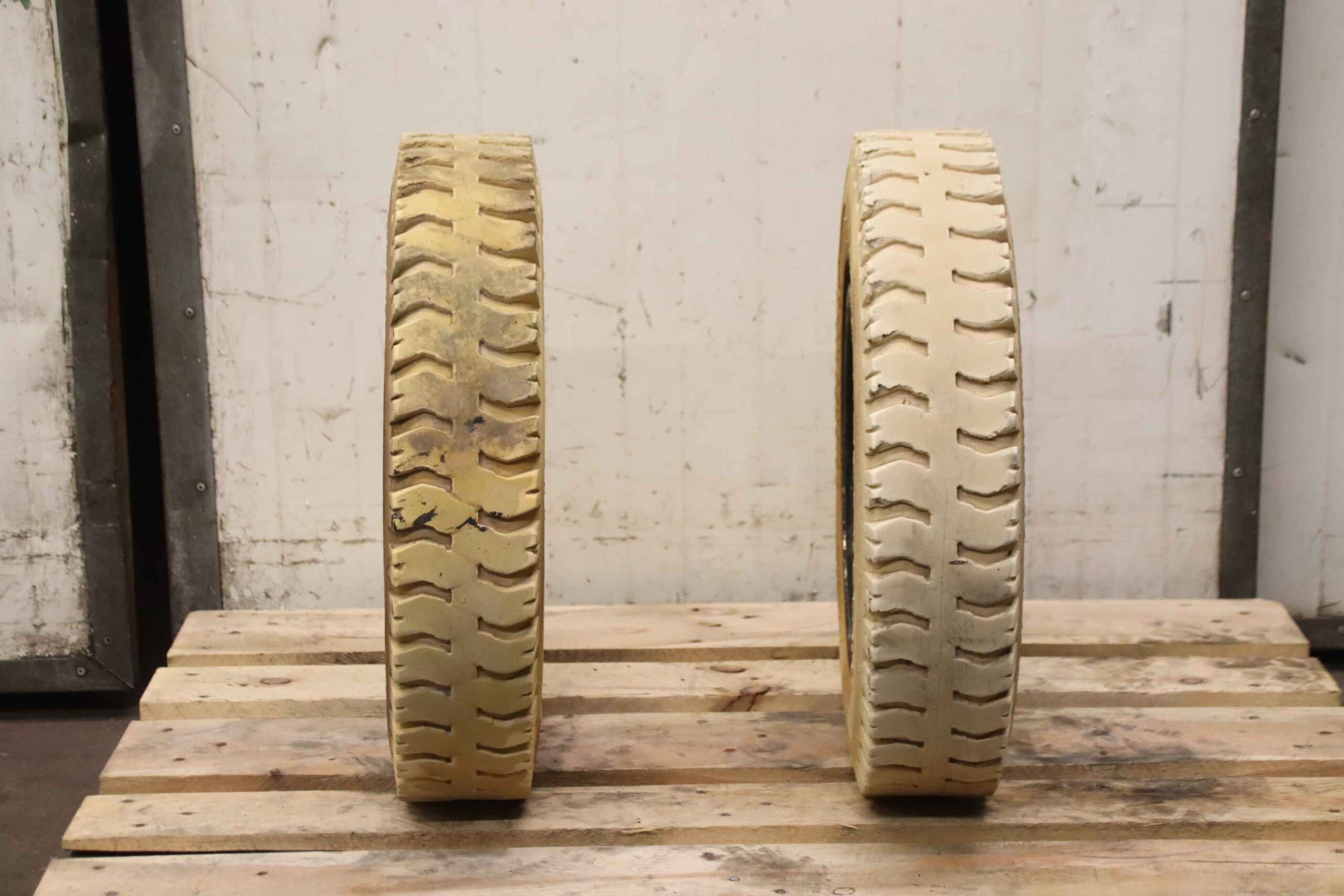 Reifen mit Felge 2 Stück von Solideal - 23-5(150/100-13) reibfrei – Bild 3