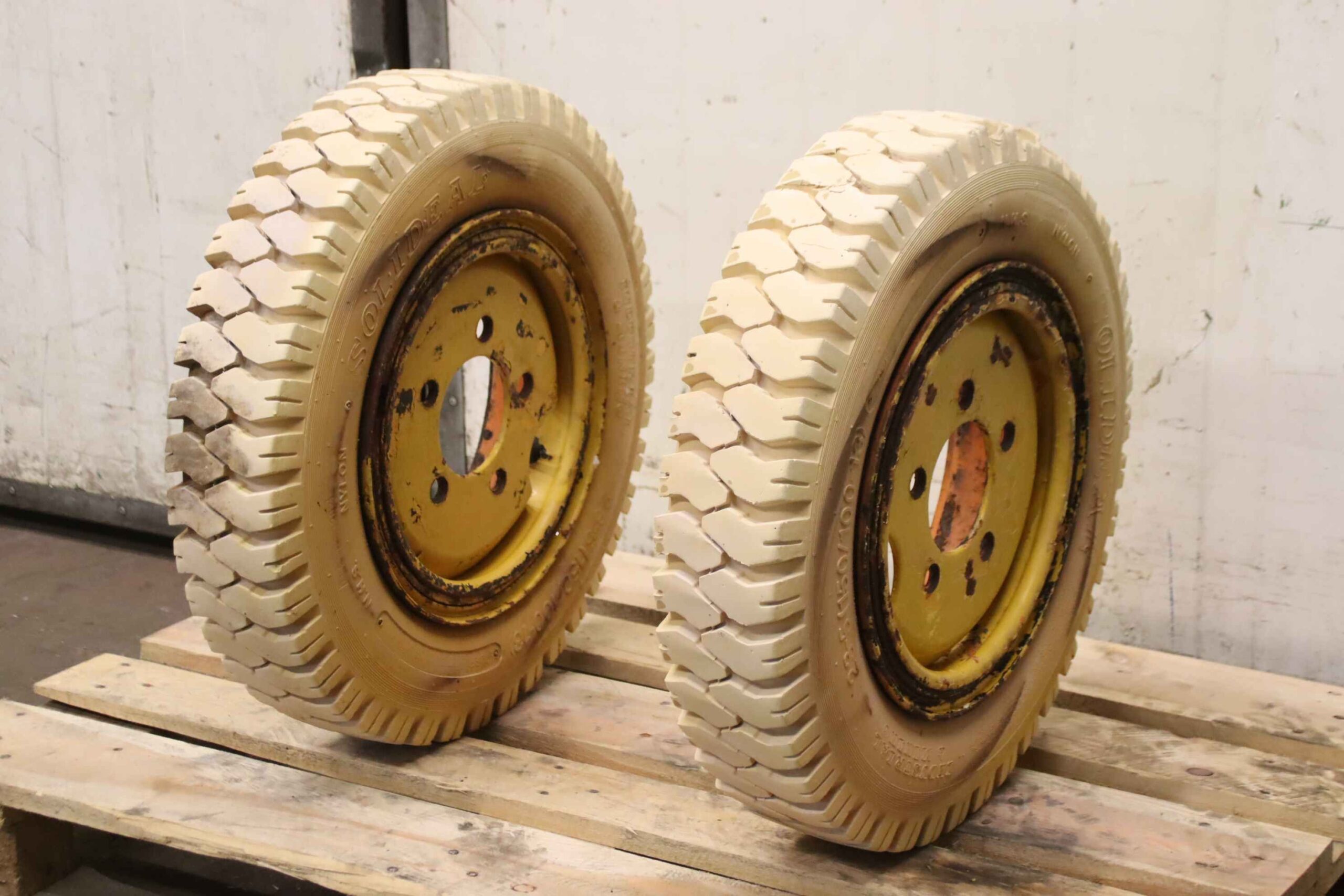 Reifen mit Felge 2 Stück von Solideal - 23-5(150/100-13) reibfrei