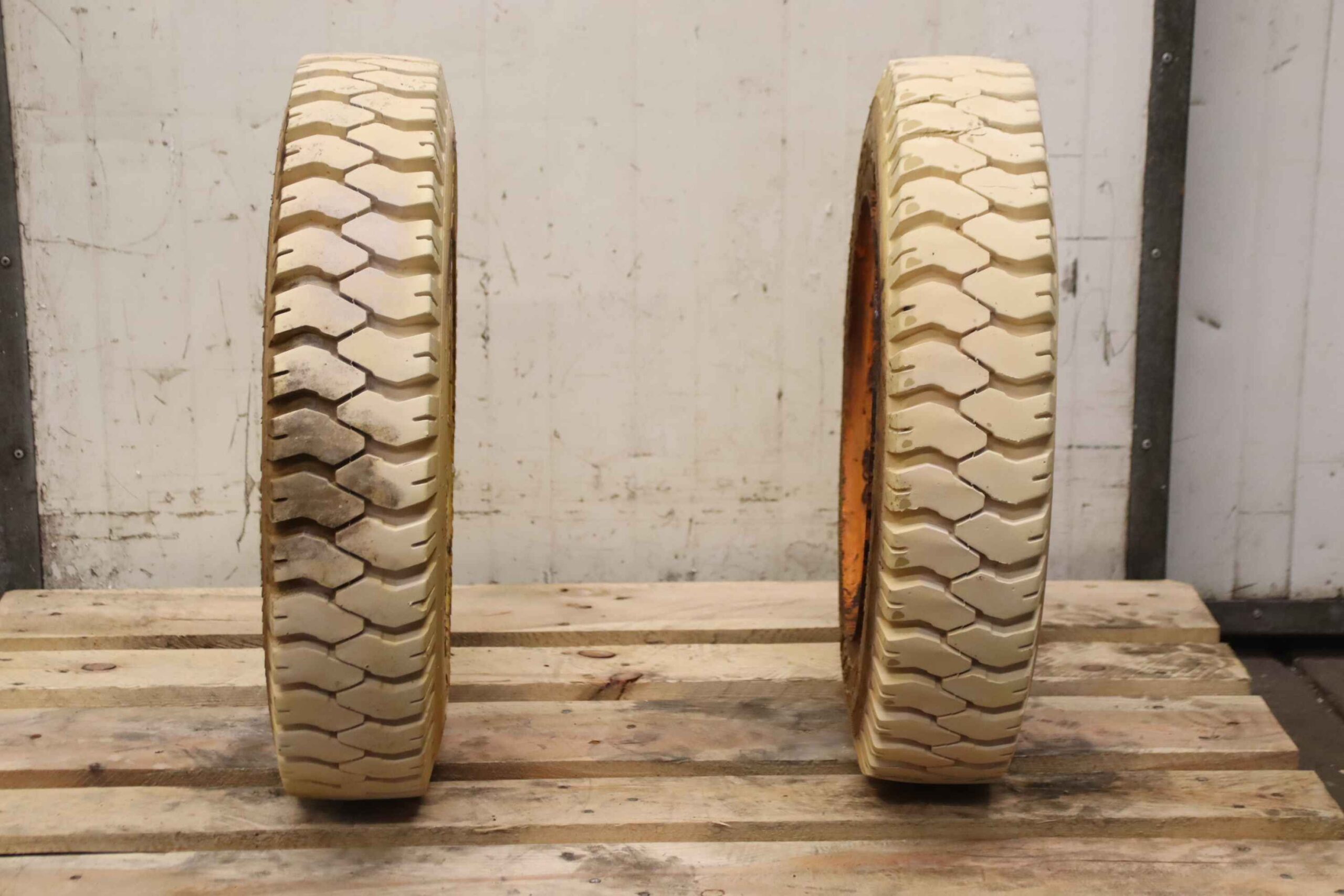 Reifen mit Felge 2 Stück von Solideal - 23-5(150/100-13) reibfrei – Bild 3