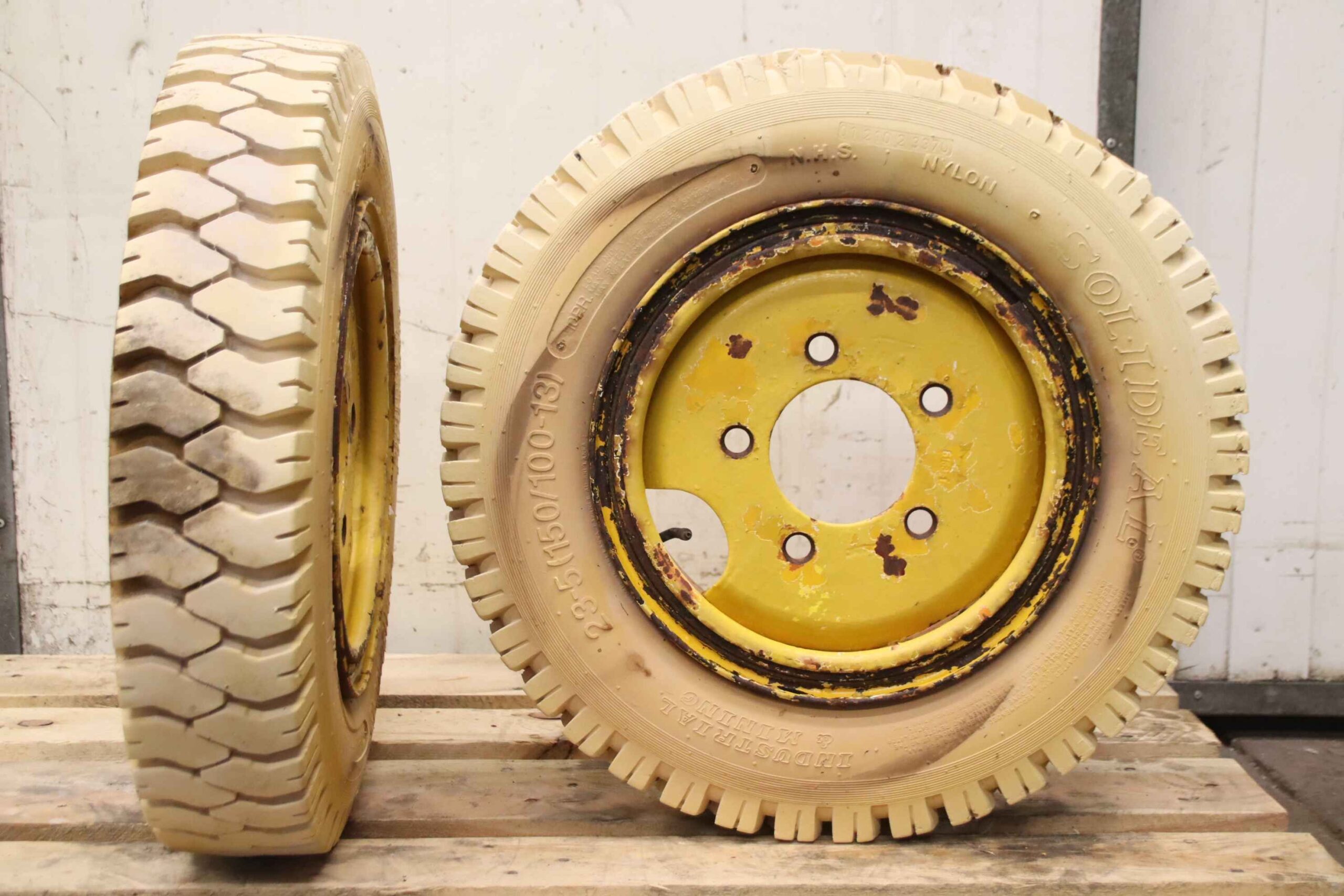 Reifen mit Felge 2 Stück von Solideal - 23-5(150/100-13) reibfrei – Bild 4