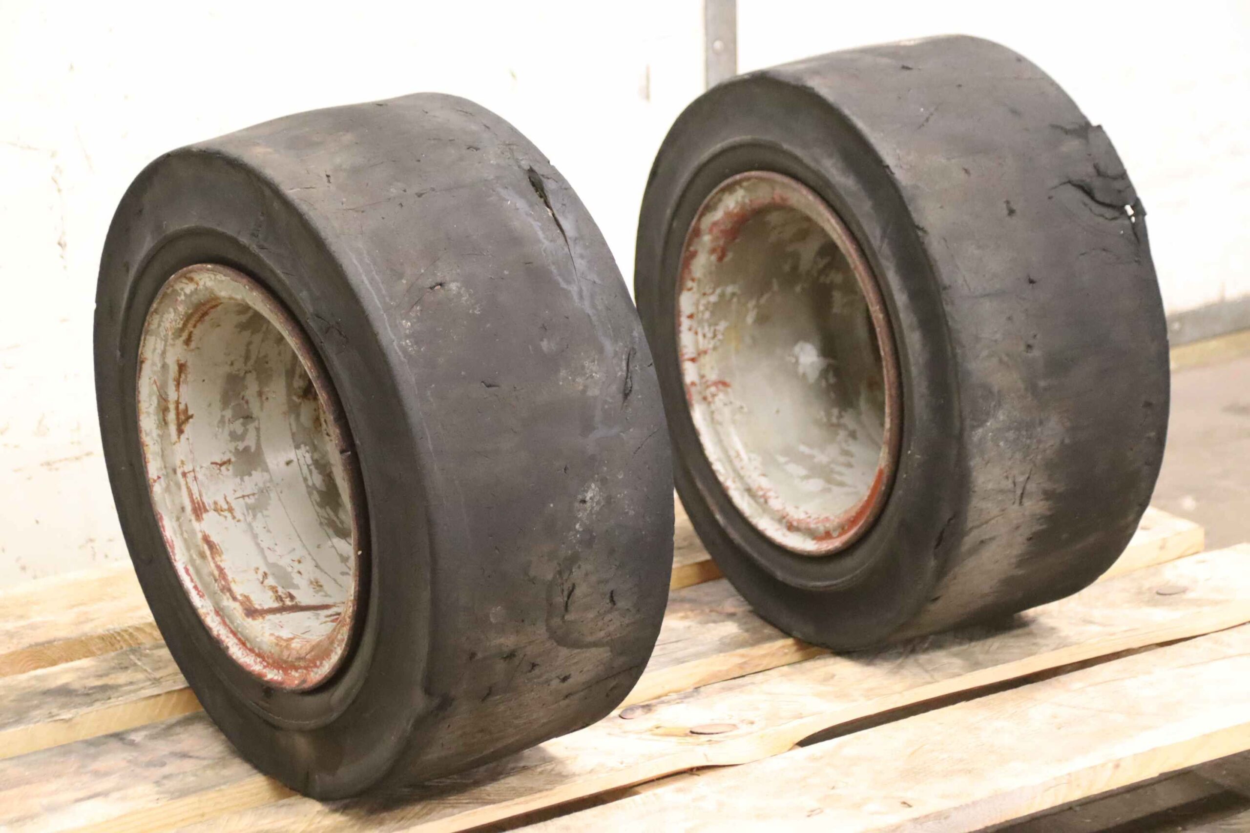 Vollgummi Reifen 2 Stück von Solideal - 23x9-10 RIM 6.50F-10 – Bild 2