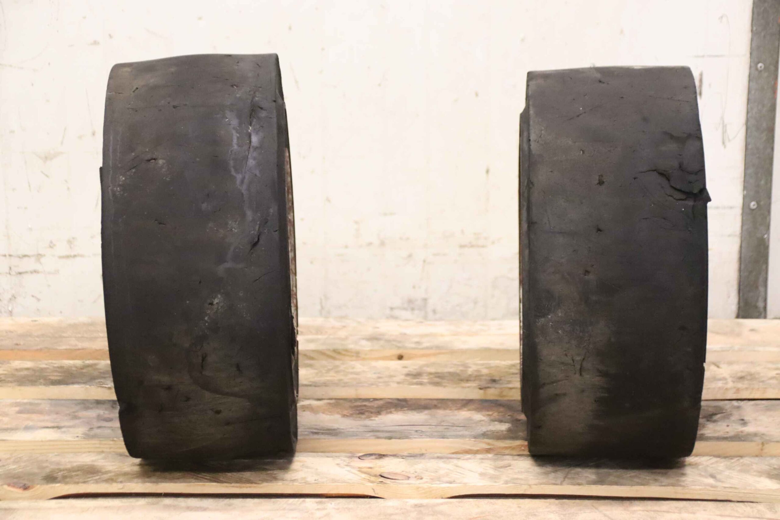 Vollgummi Reifen 2 Stück von Solideal - 23x9-10 RIM 6.50F-10 – Bild 3