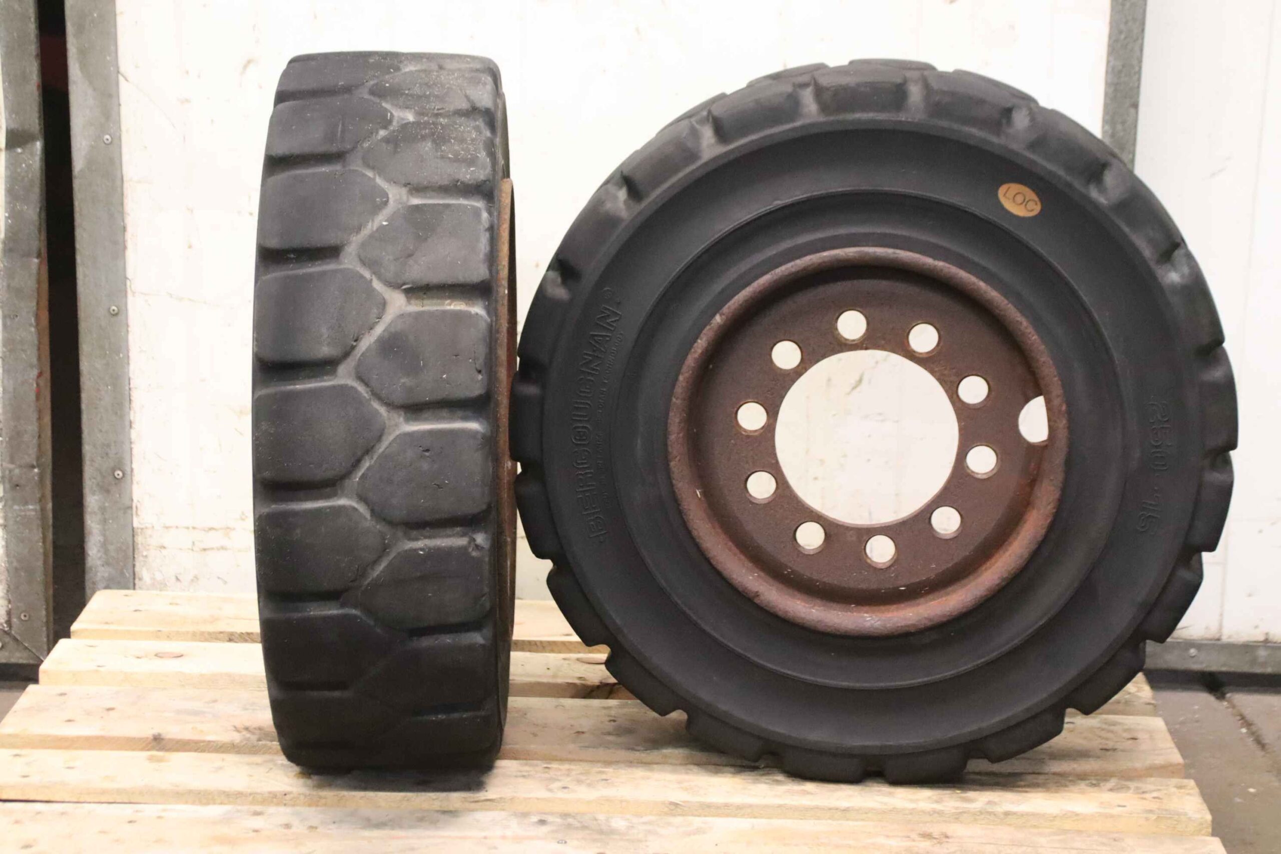 Vollgummi Reifen 2 Stück von Bergougnan - 250-15 RIM 7.00F-15 – Bild 4