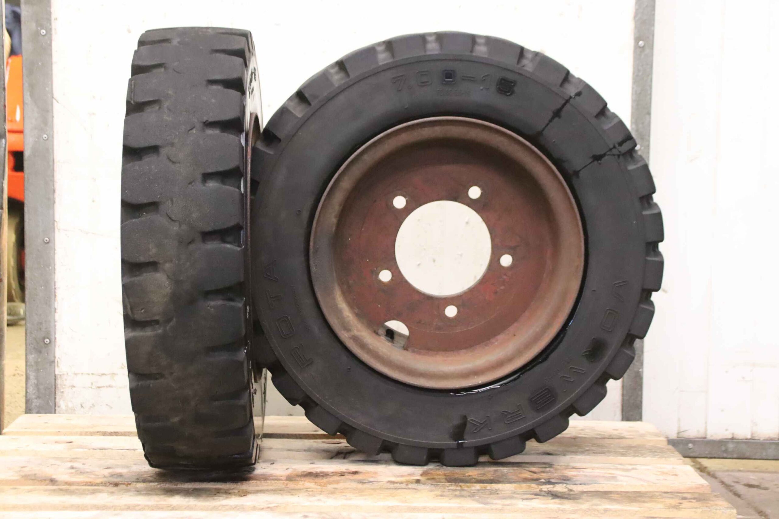 Vollgummi Reifen 2 Stück von Vorwerk Rota - 7.00-15 Felge 5,5-15 532/121-2 – Bild 4