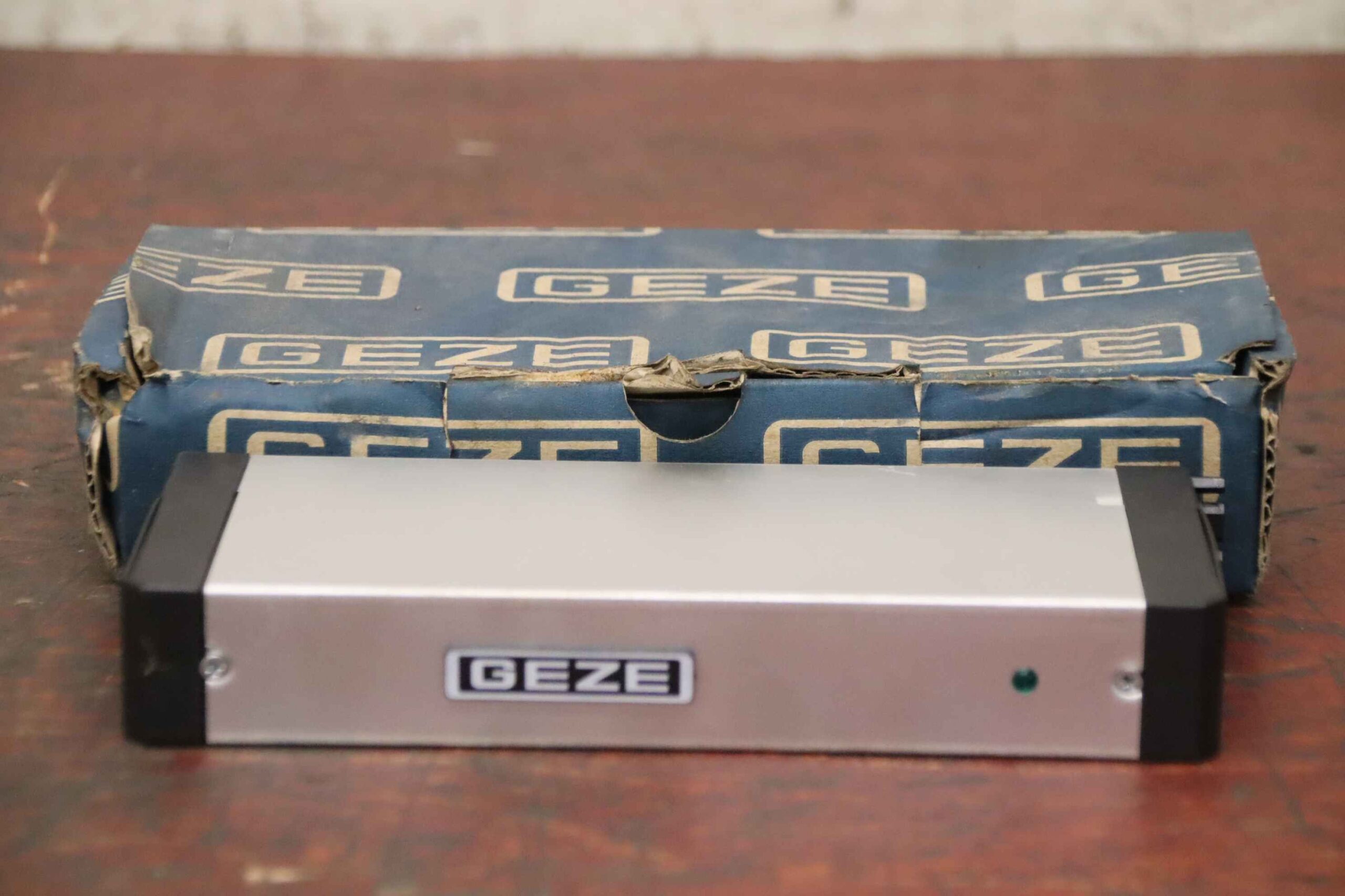 Linearantrieb Elektrolinearantrieb Hub 42-66 mm von Geze - E212R/230V-AC – Bild 3