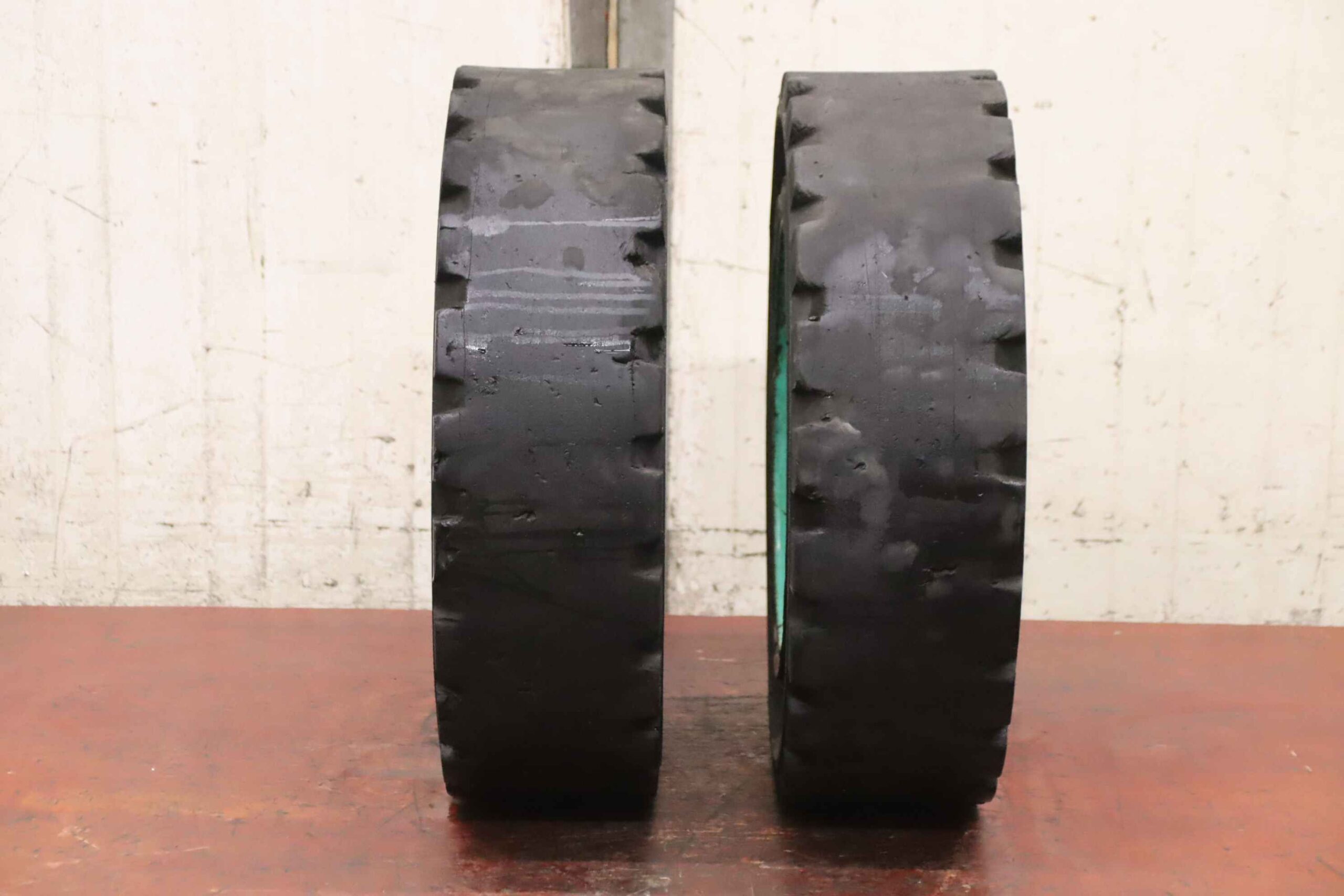 Vollgummi Reifen 2 Stück von Ecotrack - 7.00-12 RIM 5.00 S -12 – Bild 3