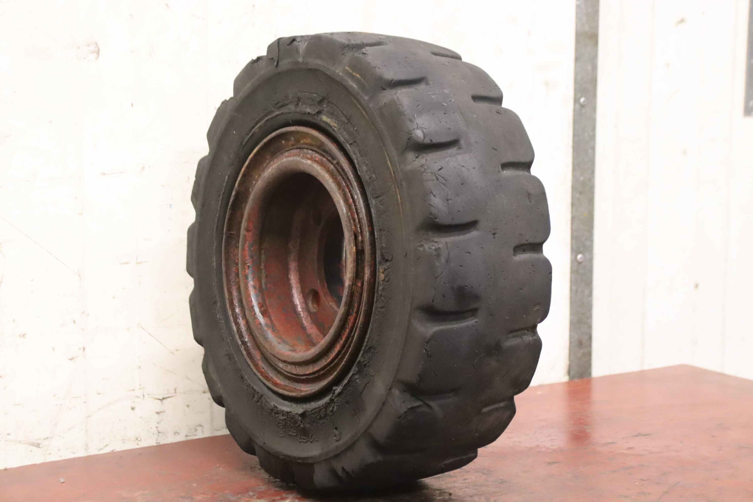 Vollgummi Reifen von Bergougnan - 18x7-8 RIM 4.33 R-8 – Bild 2