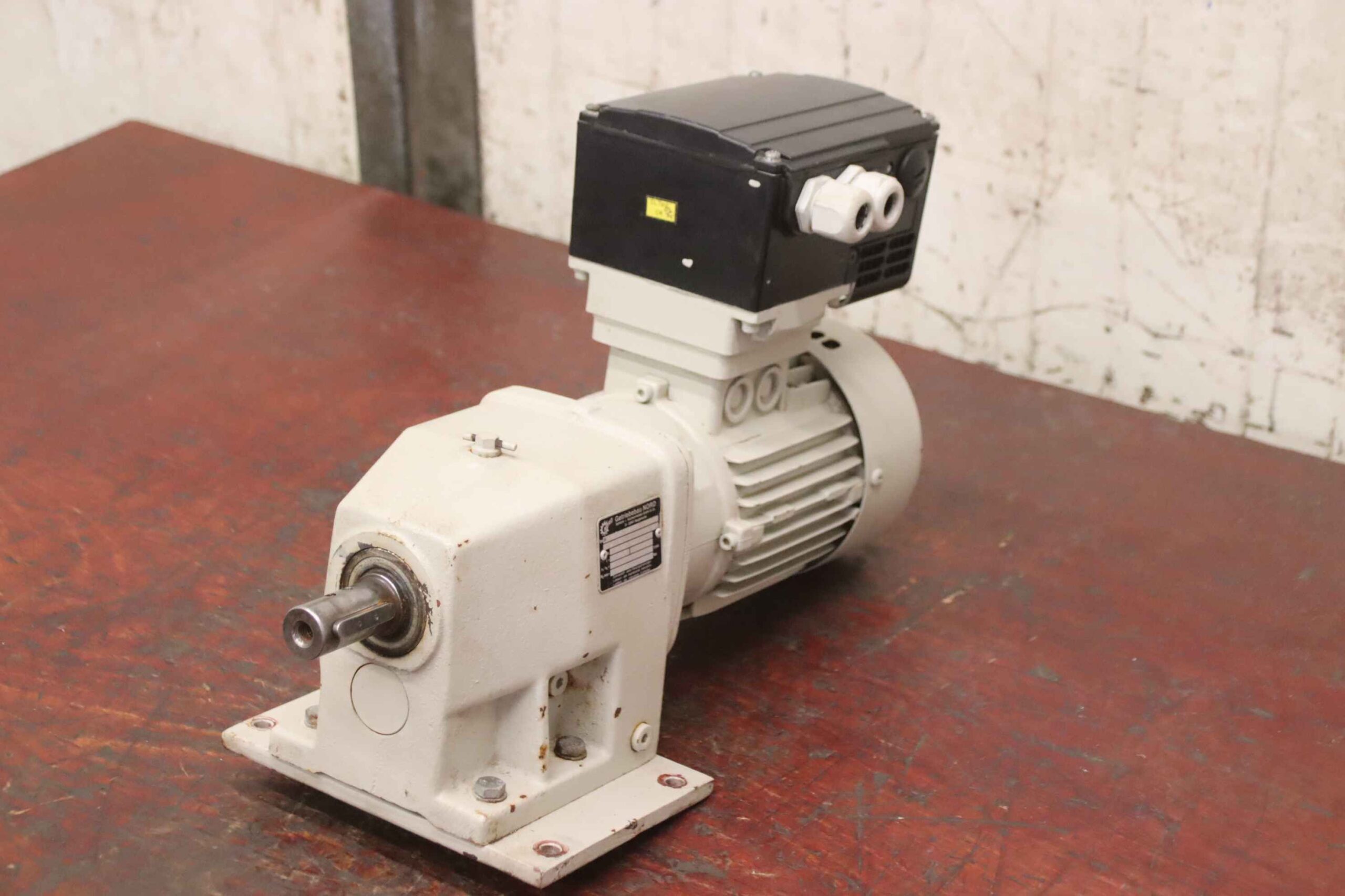 Getriebemotor 0,37 kW 18 U/min mit Frequenzumrichter von Nord - SK 12-71 L/4 TF TR1 SK 370/1 TR