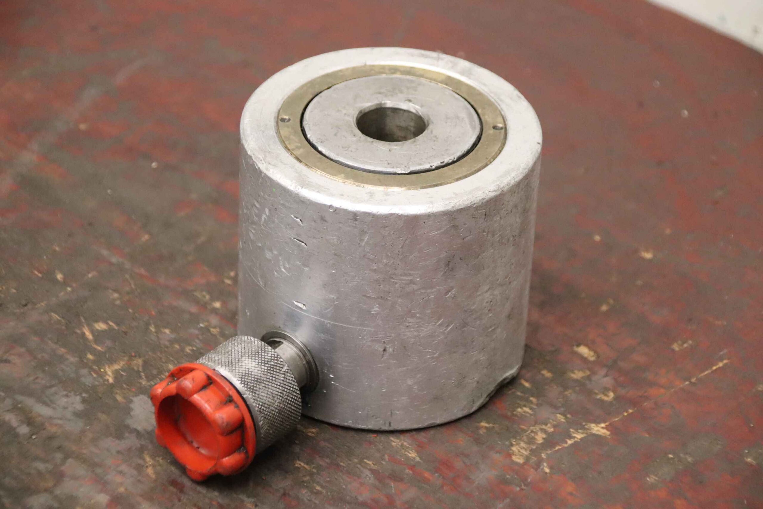 Kurzhub-Schwerlastzylinder von unbekannt - Hub 30 mm