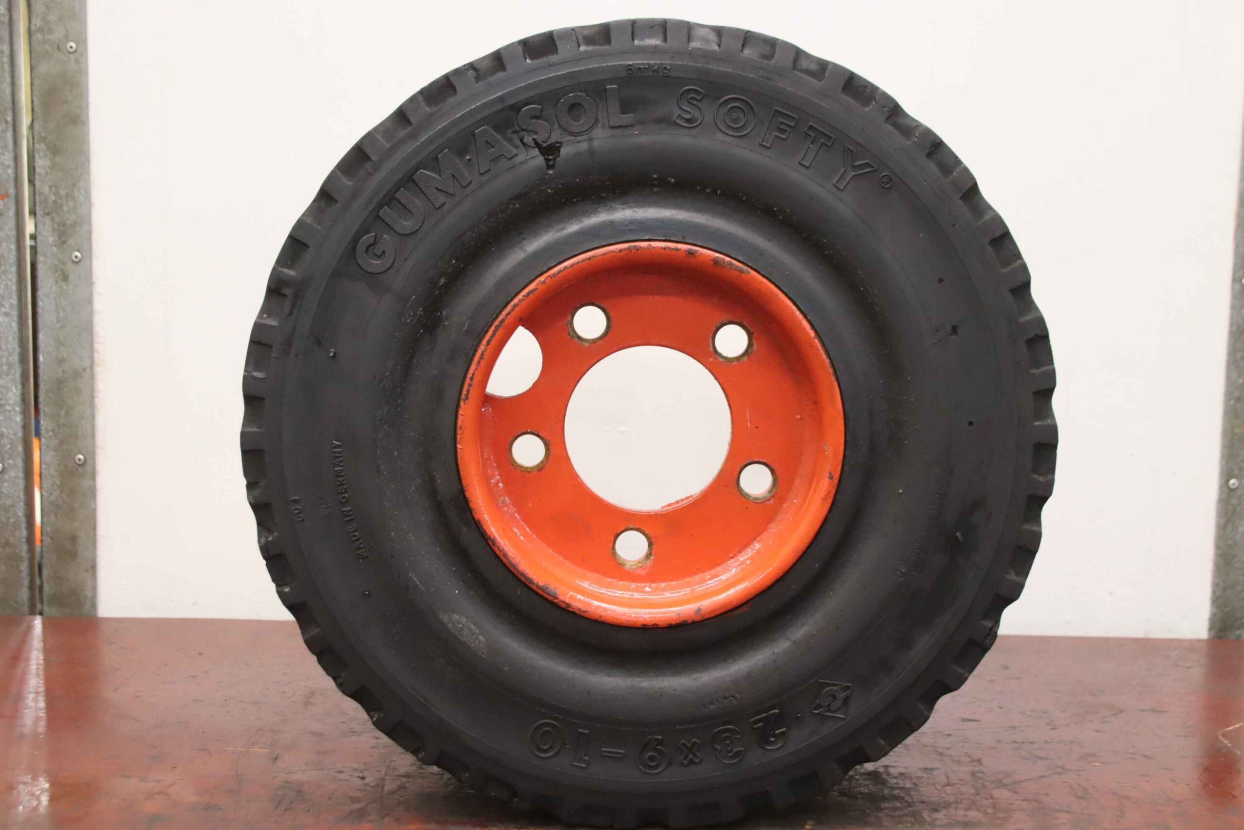 Vollgummi Reifen 2 Stück von Gumasol - Softy 23x9-10 – Bild 7