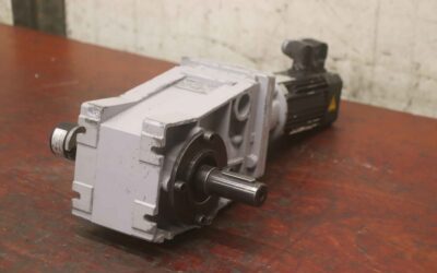 Servo-Getriebemotor 0,54 kW von Lenze - MDSKS036-23 GKR04-2 N SAR