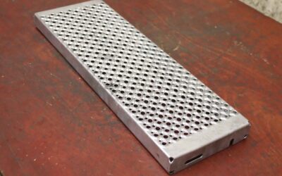 Gitterrosten Lochblechstufe von Stahl - 600x200x45 mm