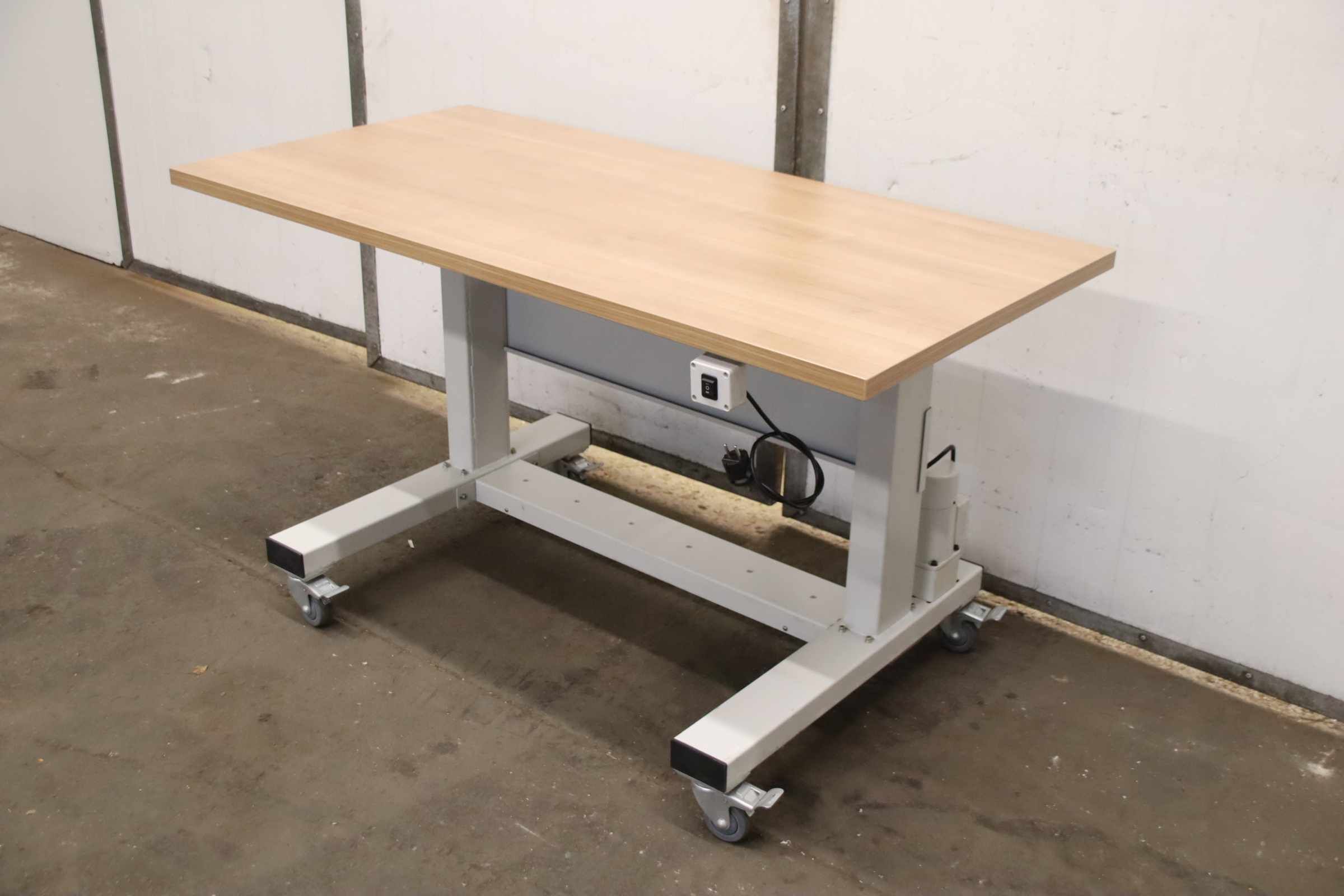 Arbeitstisch elektrisch höhenverstellbar von Vetron - 1400/700/H810 mm