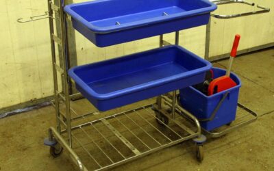 Reinigungswagen mit Flachpresse und Ablagen von Kaiser Kraft - -
