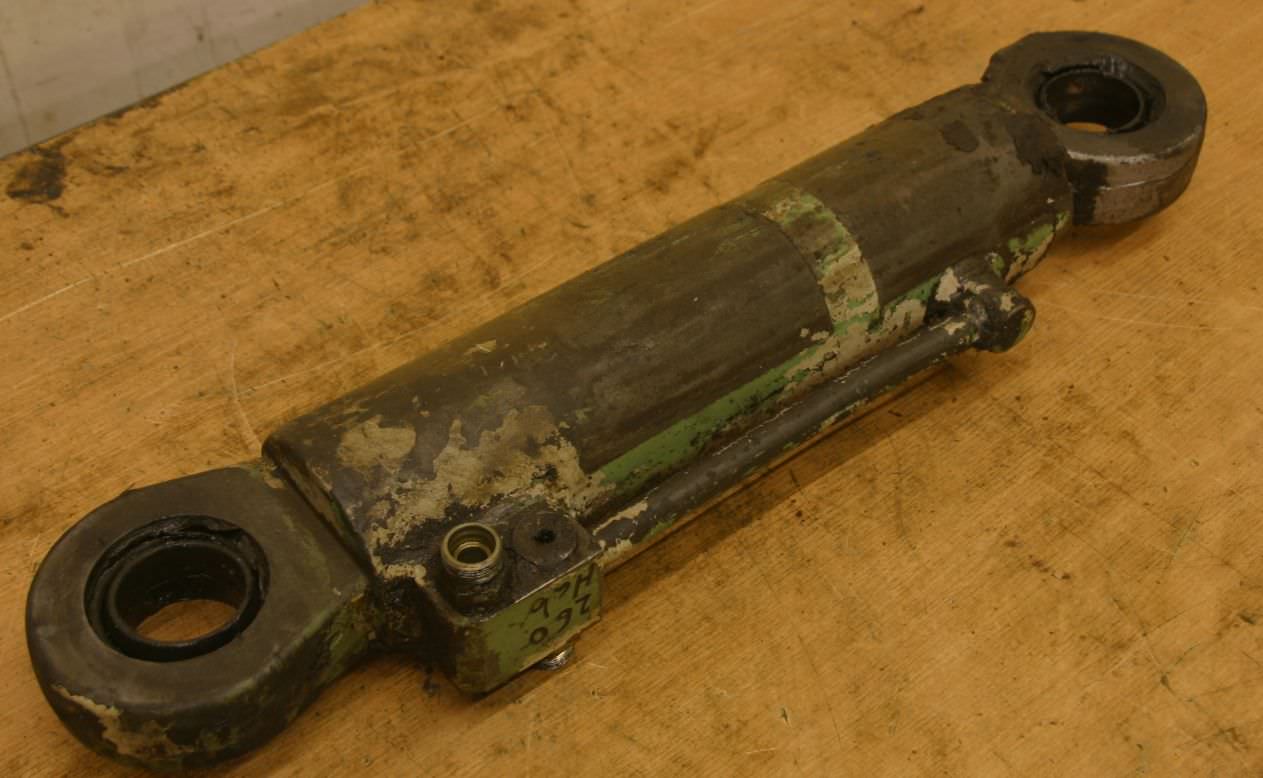Hydraulikzylinder von unbekannt - Hub 260 mm Kolben Ø 90 mm