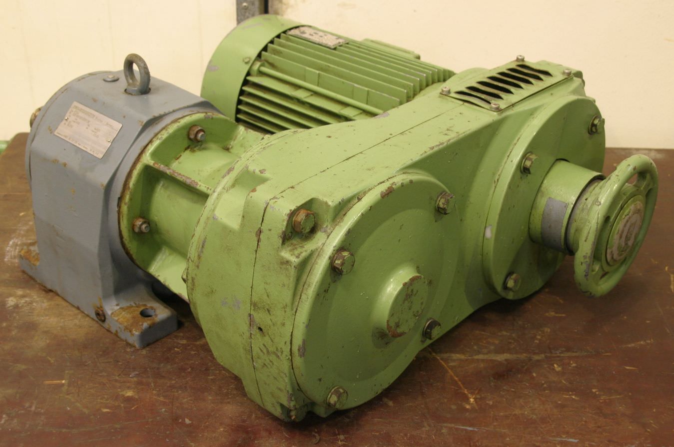 regelbarer Getriebemotor 5,5 kW 15-90 U/min von SEW EURODRIVE - R73 VU3 DV132S4
