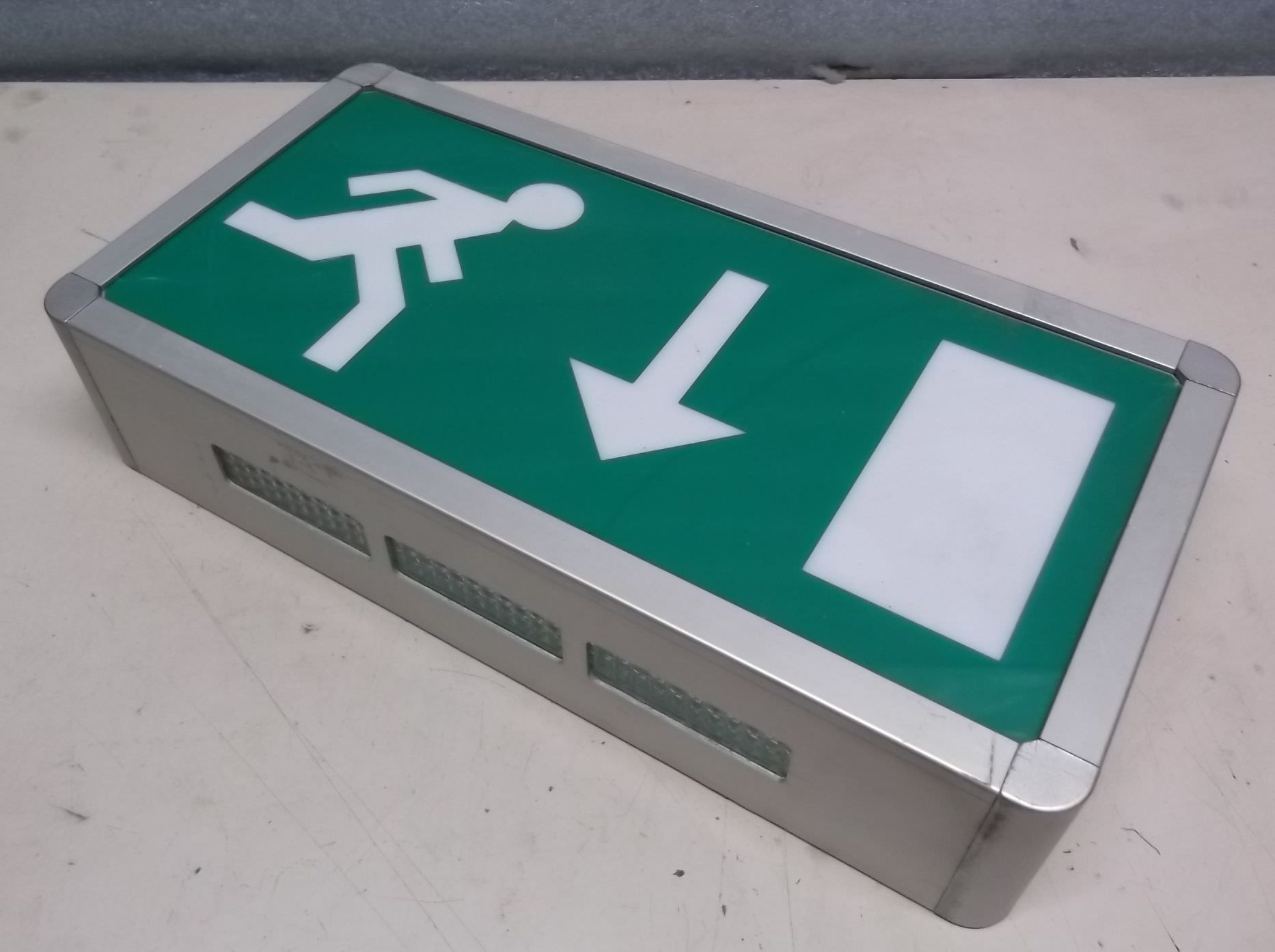 Rettungszeichenleuchte von Hagen - ALUX Alz-31 Wand – Bild 2