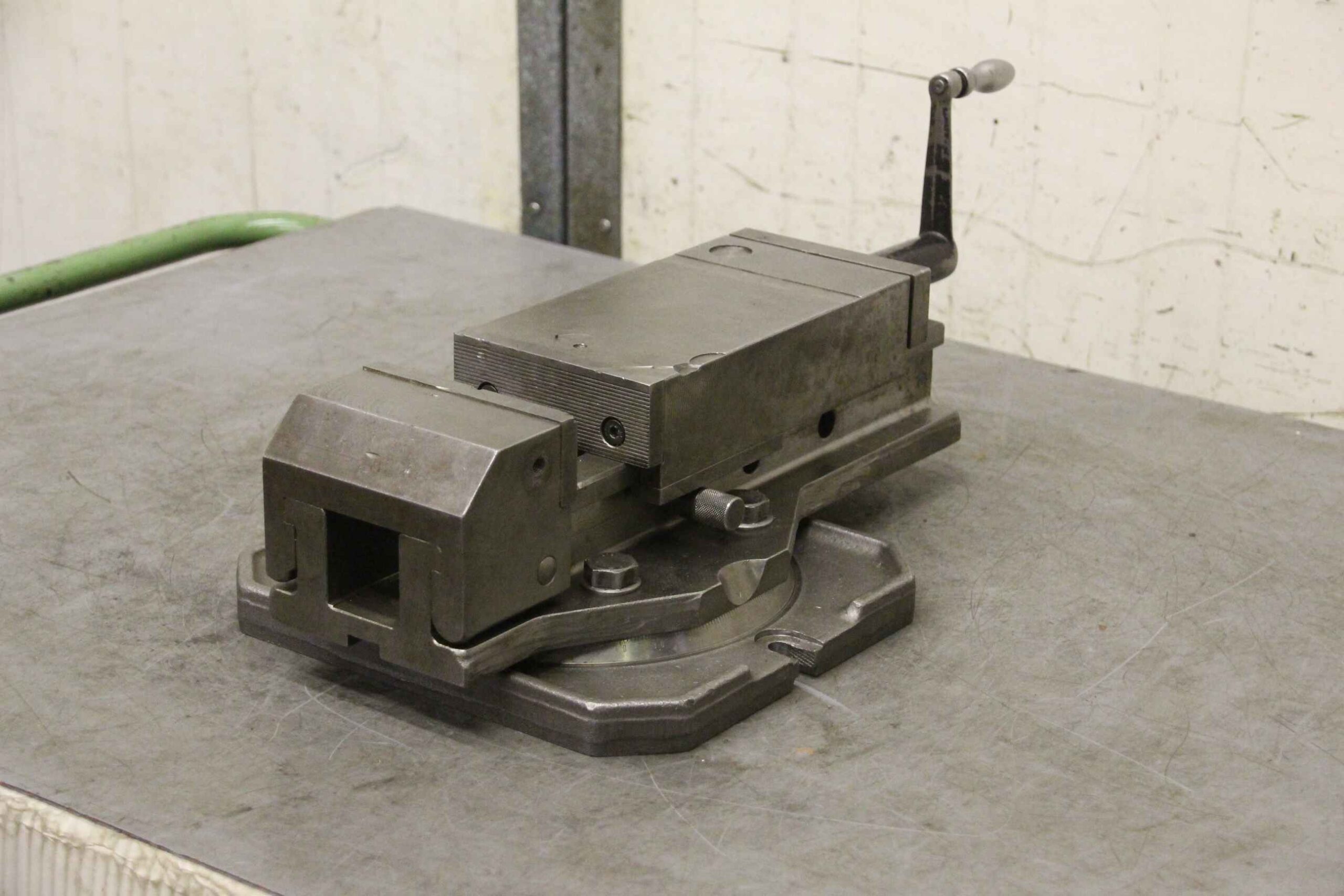 Hydraulikschraubstock drehbar von unbekannt - Spannweite 225 mm