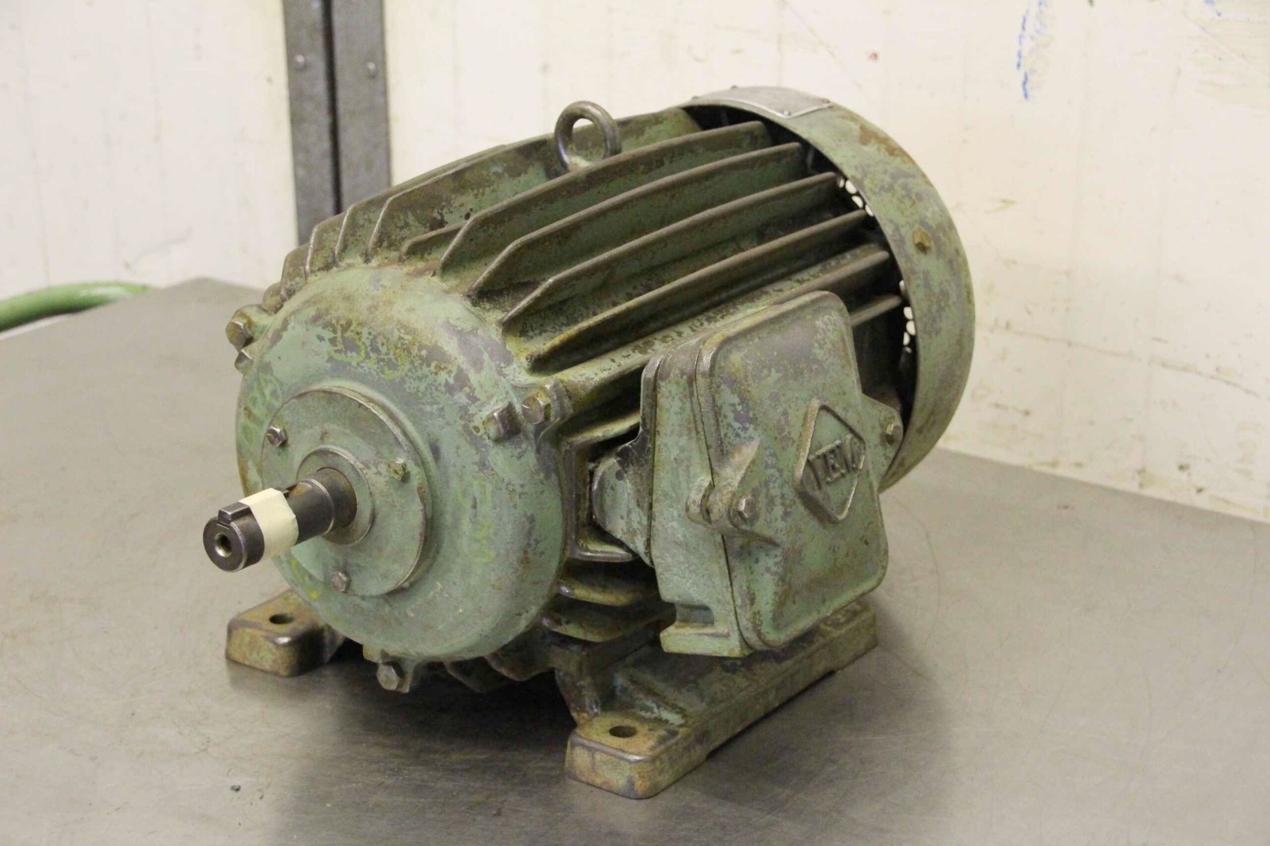 Elektromotor 3,5 kW 950 U/min von VEM - DMK 5/6 RA