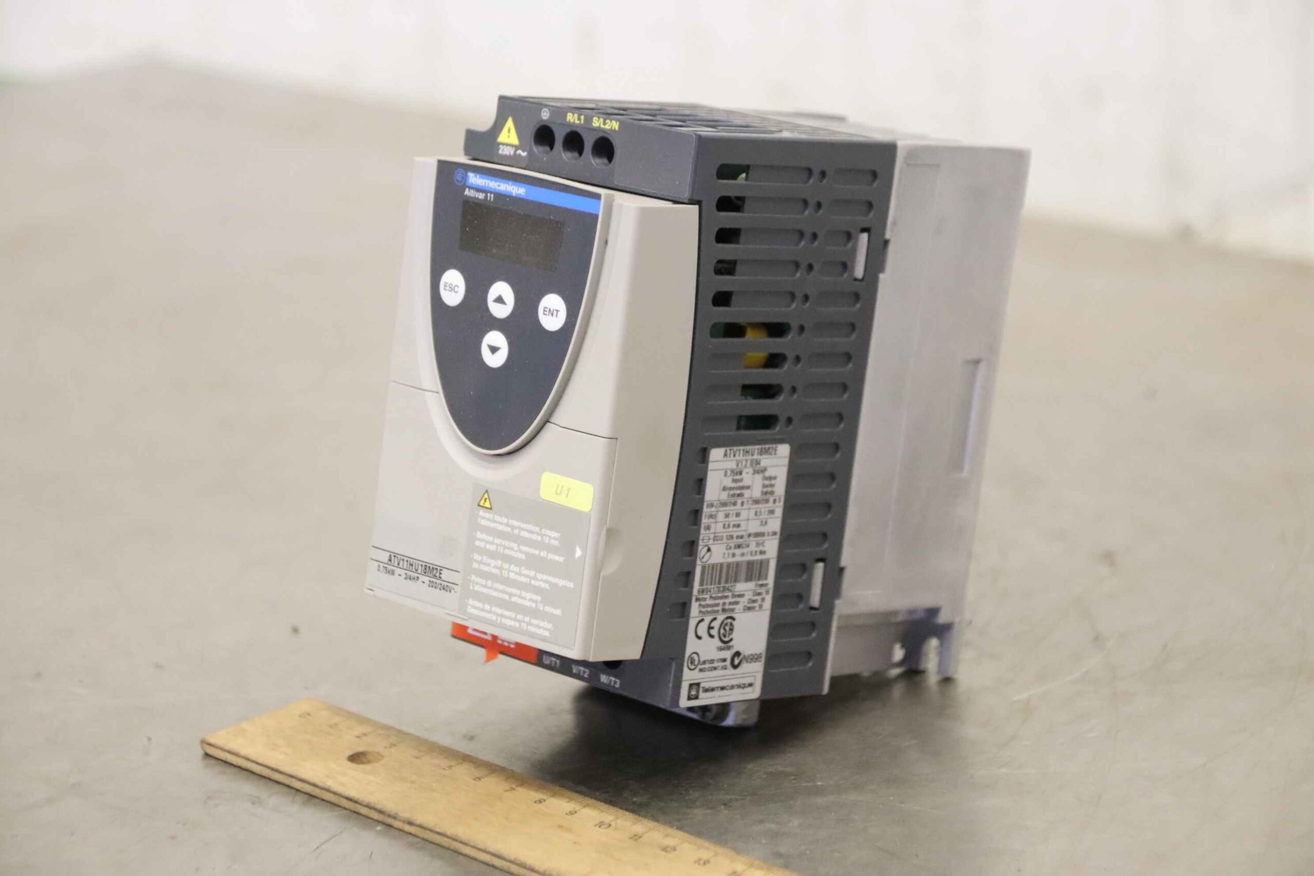 Frequenzumrichter 0,75 kW von Telemecanique - Altivar 11 ATV11HU18M2E