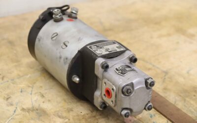 Alternative view of Hydraulikpumpe 24 V 2 kW von Plessey EMI - A096X  D 112/2R-6/8