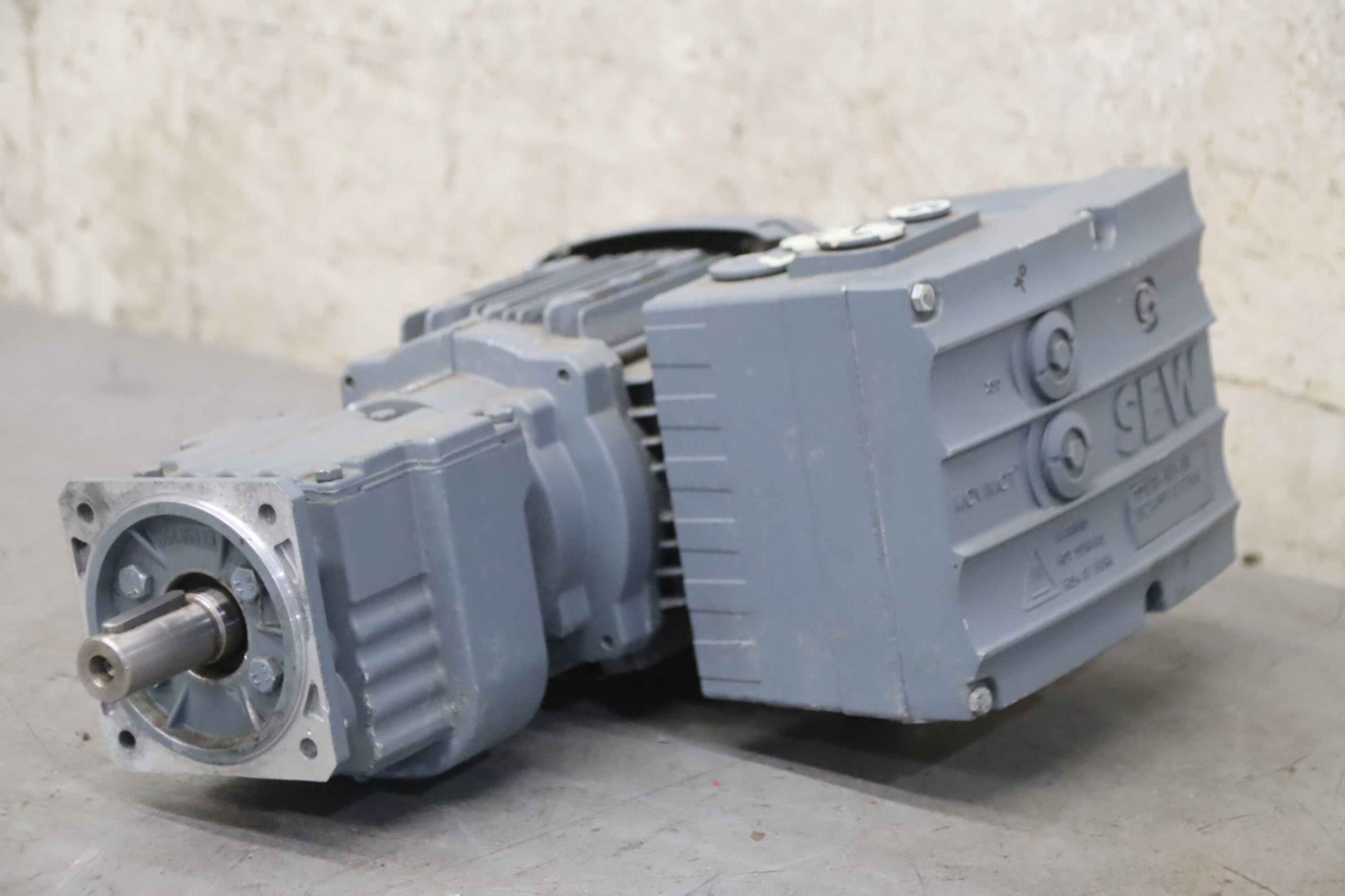 Getriebemotor 0,37/0,074 kW 25 - 280 U/min von SEW-Eurodrive - RF07 DRS71S4/MM03 MM07D-503-00